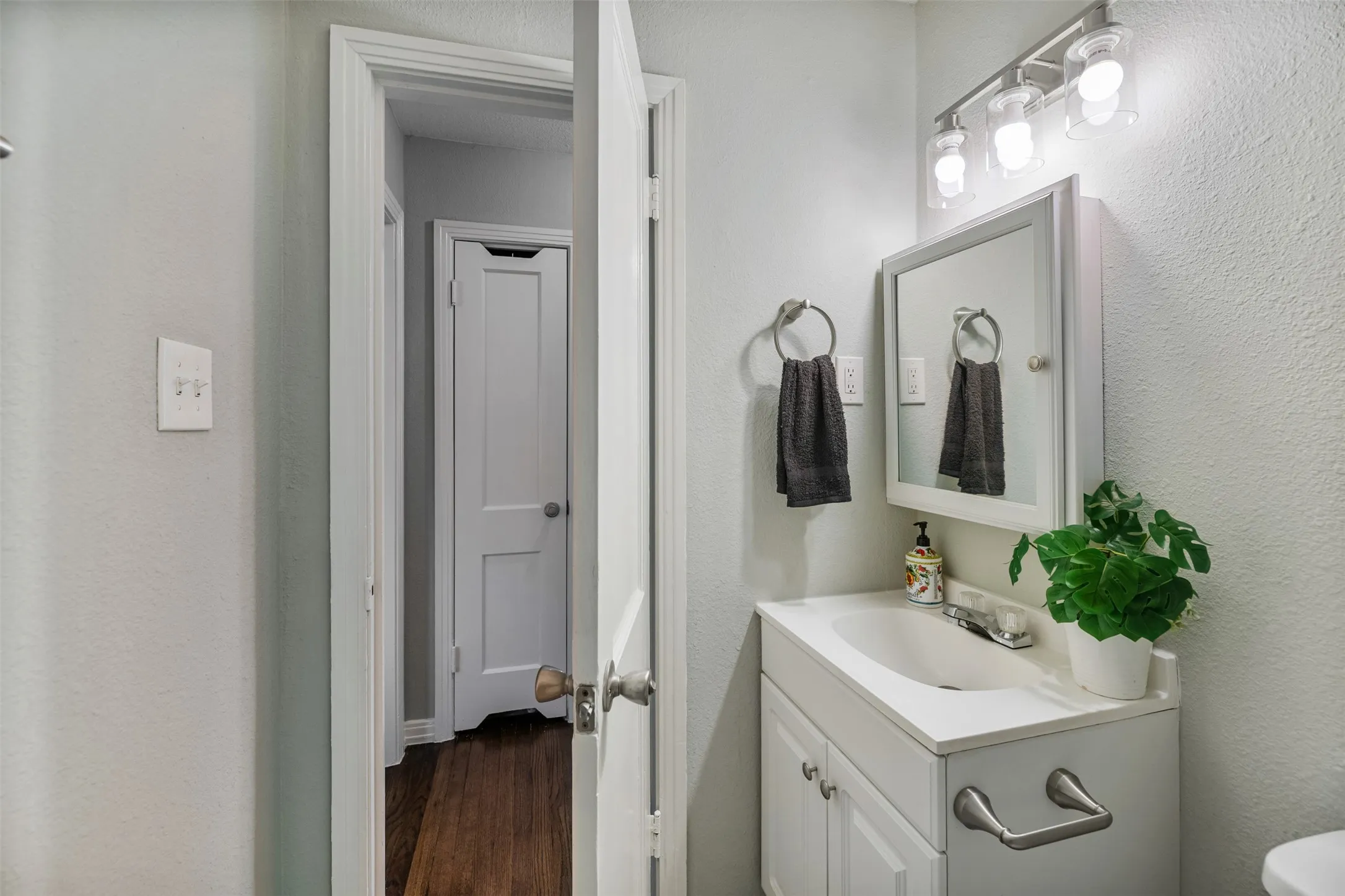 Single Family Residence For Sale in Tarrant County , 3462 W Gambrell Street, Fort Worth, Texas 76133, 2 Bedroom, 1 Bathroom, 1 Garage spaces, 780 Sqft, built in 1951, mls#21389546, Real Estate Agent in Fort Worth, Homes For Sale in Tarrant county, Homes For Sale in Fort Worth, Realtor in Fort Worth Texas, Real Estate Brokerage Independent Realty Texas, Luminita Cordes Realtor