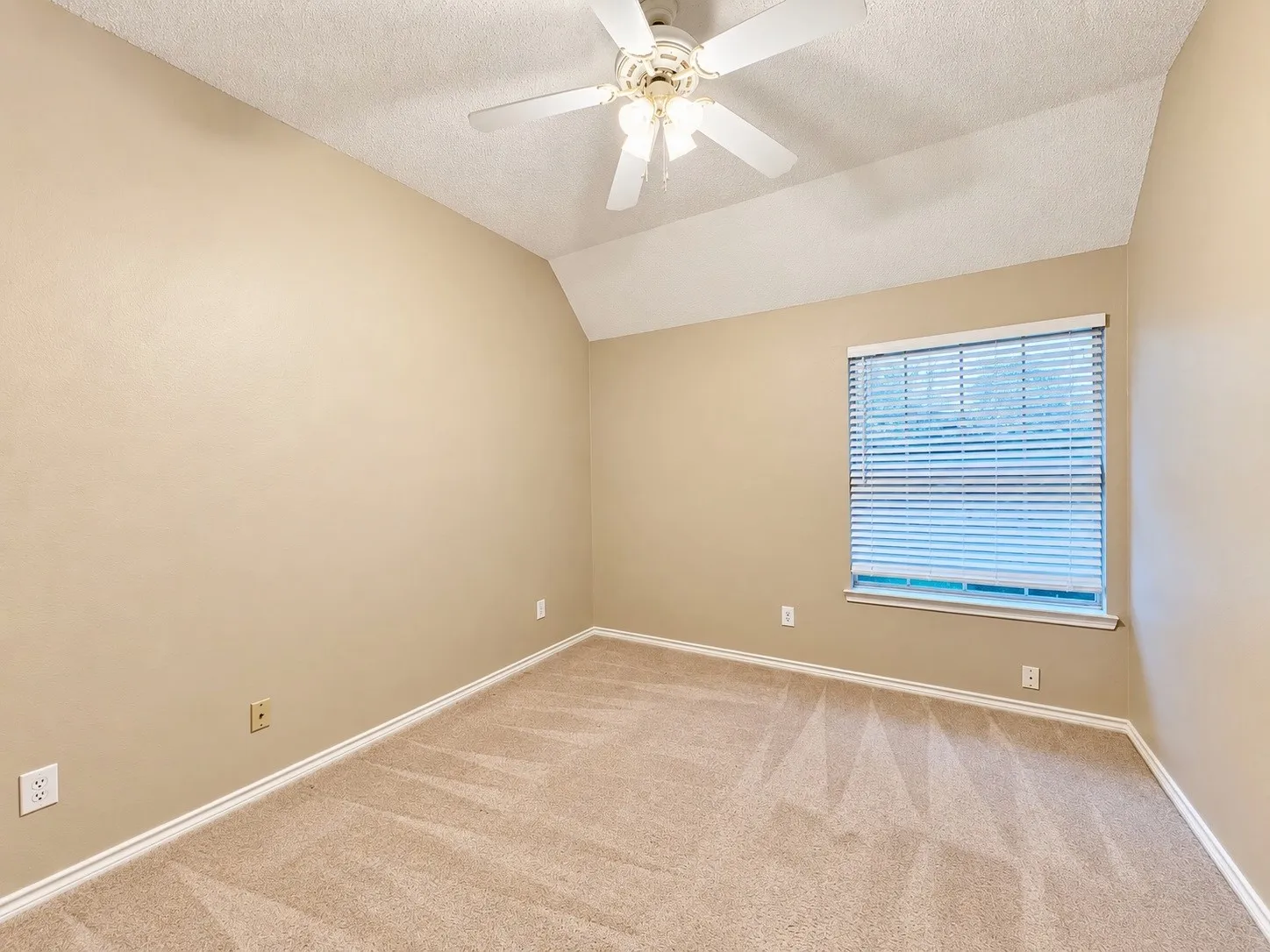 Single Family Residence For Rent in Denton County , 2685 Hillside Drive, Highland Village, Texas 75077, 4 Bedroom, 2 Bathroom, 2 Garage spaces, 2,158 Sqft, built in 1993, mls#21403730, Real Estate Agent in Highland Village, Homes For Rent in Denton county, Homes For Rent in Highland Village, Realtor in Highland Village Texas, Real Estate Brokerage Independent Realty Texas, Luminita Cordes Realtor
