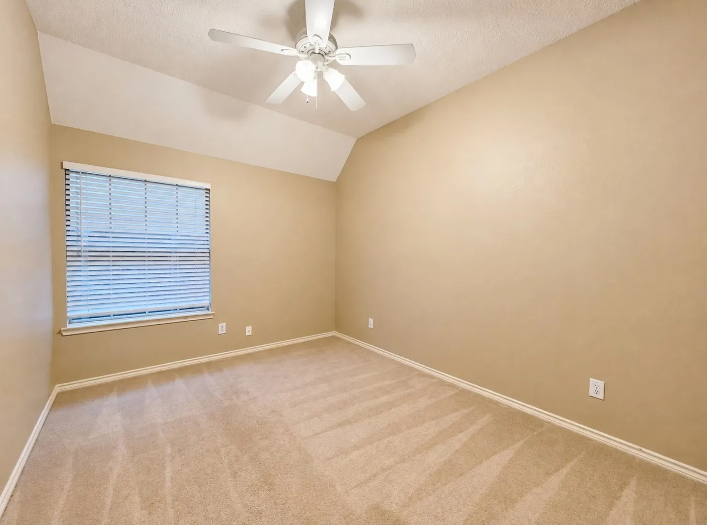 Single Family Residence For Rent in Denton County , 2685 Hillside Drive, Highland Village, Texas 75077, 4 Bedroom, 2 Bathroom, 2 Garage spaces, 2,158 Sqft, built in 1993, mls#21403730, Real Estate Agent in Highland Village, Homes For Rent in Denton county, Homes For Rent in Highland Village, Realtor in Highland Village Texas, Real Estate Brokerage Independent Realty Texas, Luminita Cordes Realtor