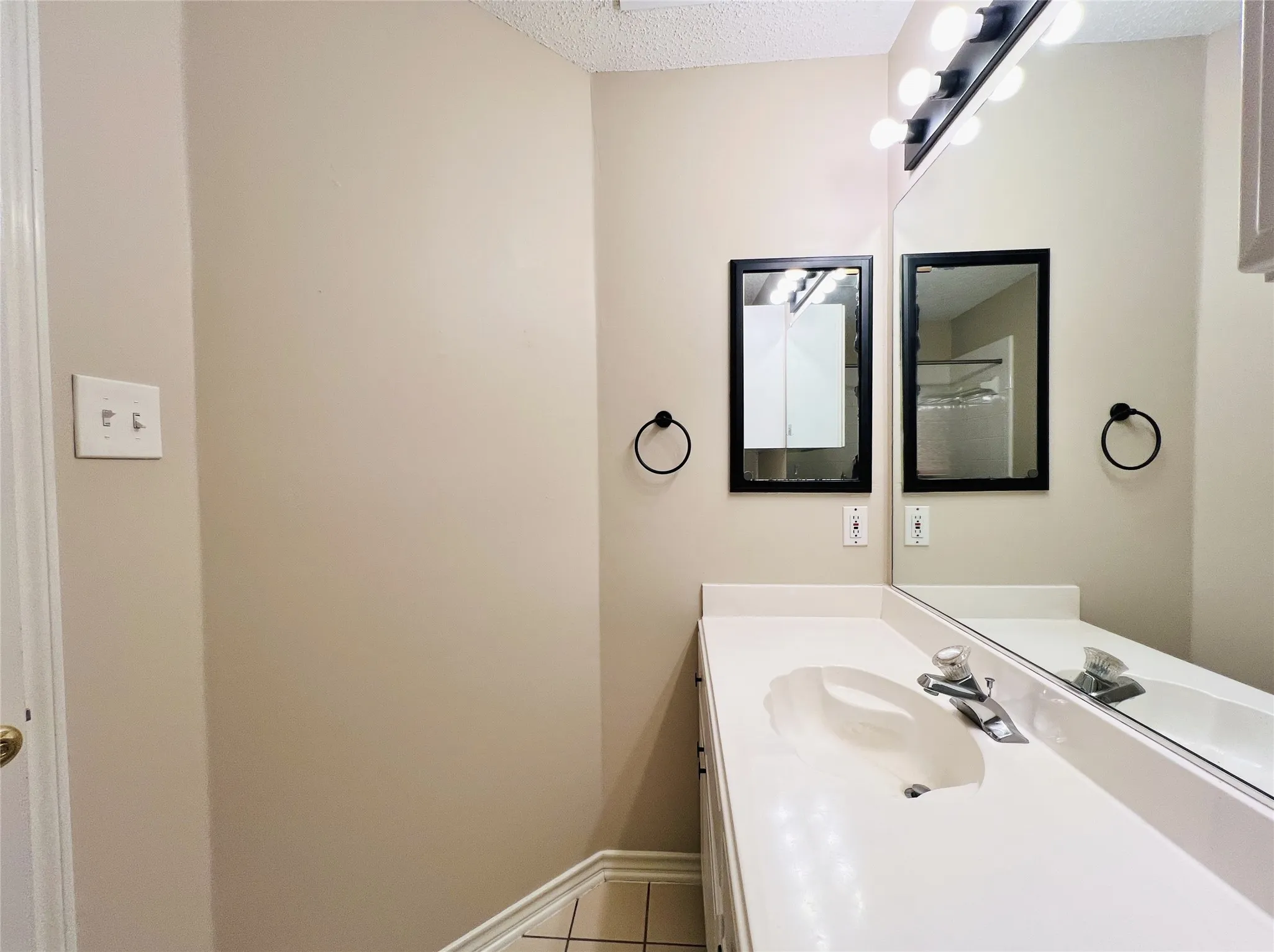 Single Family Residence For Rent in Denton County , 2685 Hillside Drive, Highland Village, Texas 75077, 4 Bedroom, 2 Bathroom, 2 Garage spaces, 2,158 Sqft, built in 1993, mls#21403730, Real Estate Agent in Highland Village, Homes For Rent in Denton county, Homes For Rent in Highland Village, Realtor in Highland Village Texas, Real Estate Brokerage Independent Realty Texas, Luminita Cordes Realtor
