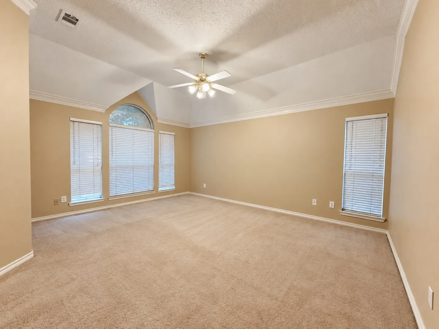Single Family Residence For Rent in Denton County , 2685 Hillside Drive, Highland Village, Texas 75077, 4 Bedroom, 2 Bathroom, 2 Garage spaces, 2,158 Sqft, built in 1993, mls#21403730, Real Estate Agent in Highland Village, Homes For Rent in Denton county, Homes For Rent in Highland Village, Realtor in Highland Village Texas, Real Estate Brokerage Independent Realty Texas, Luminita Cordes Realtor