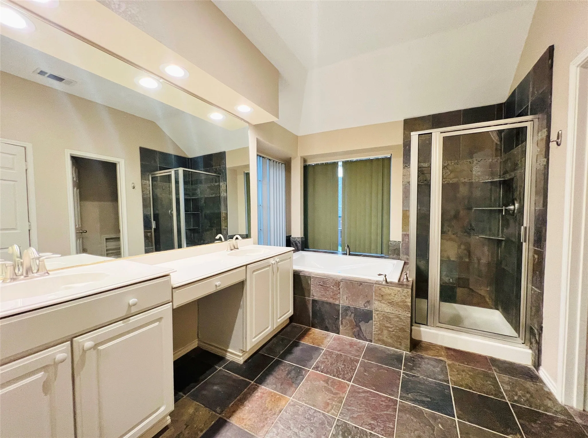 Single Family Residence For Rent in Denton County , 2685 Hillside Drive, Highland Village, Texas 75077, 4 Bedroom, 2 Bathroom, 2 Garage spaces, 2,158 Sqft, built in 1993, mls#21403730, Real Estate Agent in Highland Village, Homes For Rent in Denton county, Homes For Rent in Highland Village, Realtor in Highland Village Texas, Real Estate Brokerage Independent Realty Texas, Luminita Cordes Realtor