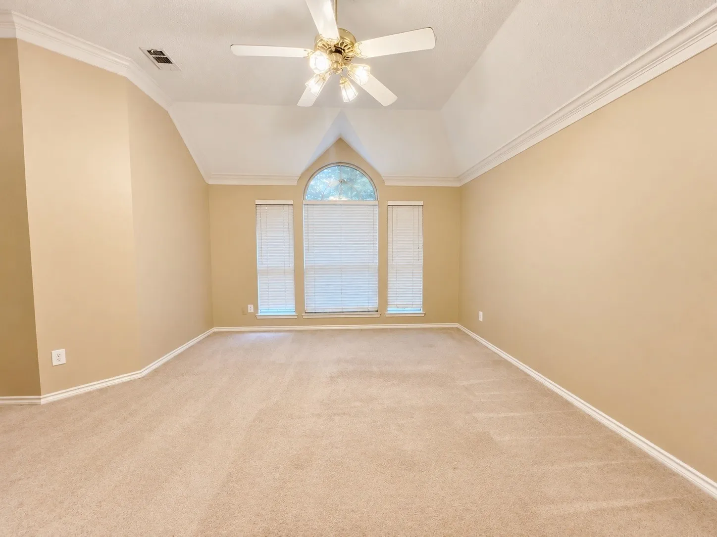 Single Family Residence For Rent in Denton County , 2685 Hillside Drive, Highland Village, Texas 75077, 4 Bedroom, 2 Bathroom, 2 Garage spaces, 2,158 Sqft, built in 1993, mls#21403730, Real Estate Agent in Highland Village, Homes For Rent in Denton county, Homes For Rent in Highland Village, Realtor in Highland Village Texas, Real Estate Brokerage Independent Realty Texas, Luminita Cordes Realtor