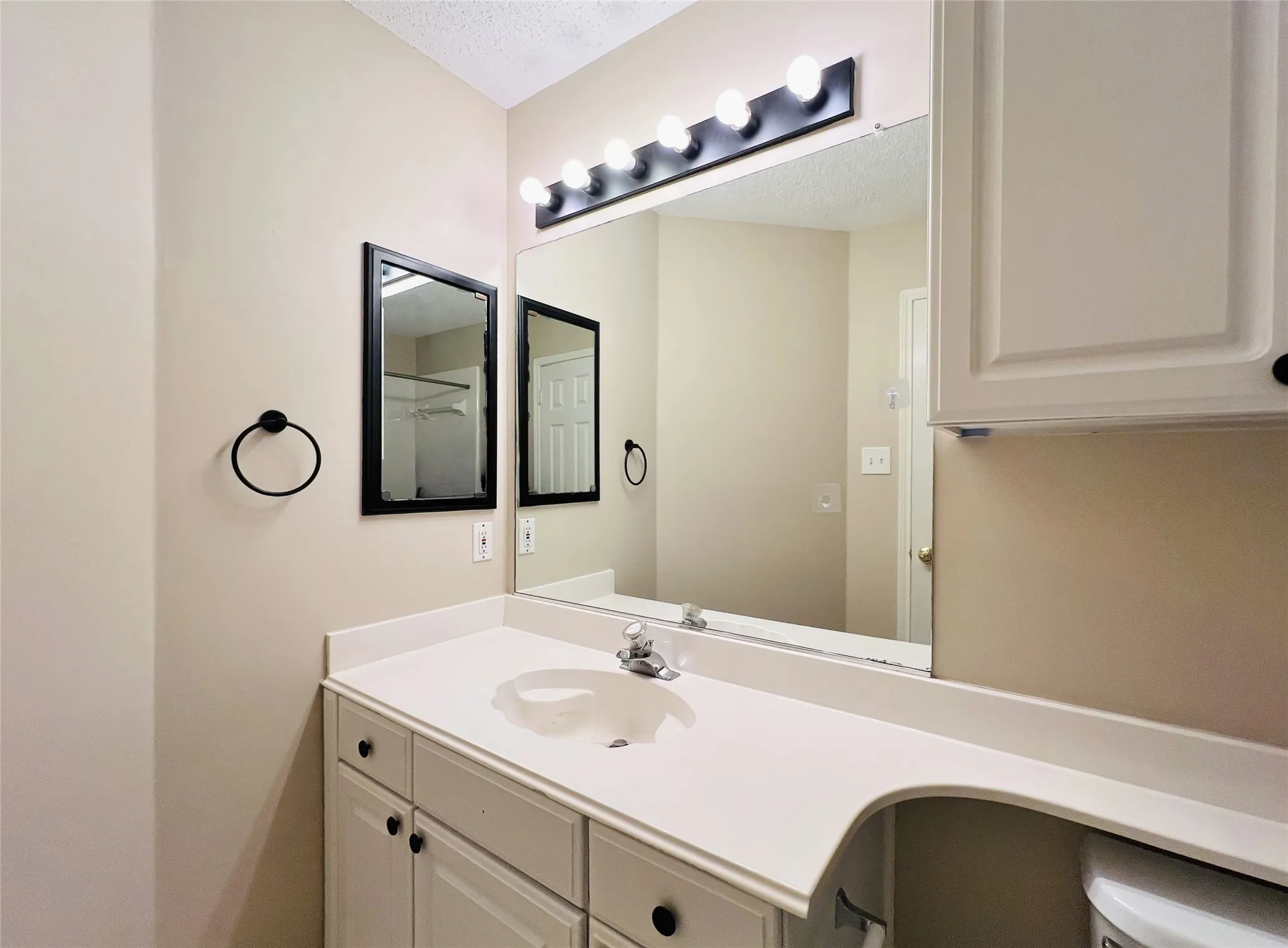 Single Family Residence For Rent in Denton County , 2685 Hillside Drive, Highland Village, Texas 75077, 4 Bedroom, 2 Bathroom, 2 Garage spaces, 2,158 Sqft, built in 1993, mls#21403730, Real Estate Agent in Highland Village, Homes For Rent in Denton county, Homes For Rent in Highland Village, Realtor in Highland Village Texas, Real Estate Brokerage Independent Realty Texas, Luminita Cordes Realtor