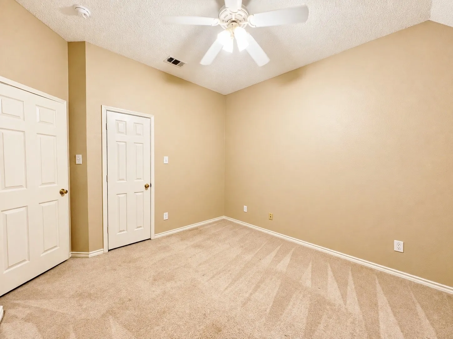 Single Family Residence For Rent in Denton County , 2685 Hillside Drive, Highland Village, Texas 75077, 4 Bedroom, 2 Bathroom, 2 Garage spaces, 2,158 Sqft, built in 1993, mls#21403730, Real Estate Agent in Highland Village, Homes For Rent in Denton county, Homes For Rent in Highland Village, Realtor in Highland Village Texas, Real Estate Brokerage Independent Realty Texas, Luminita Cordes Realtor