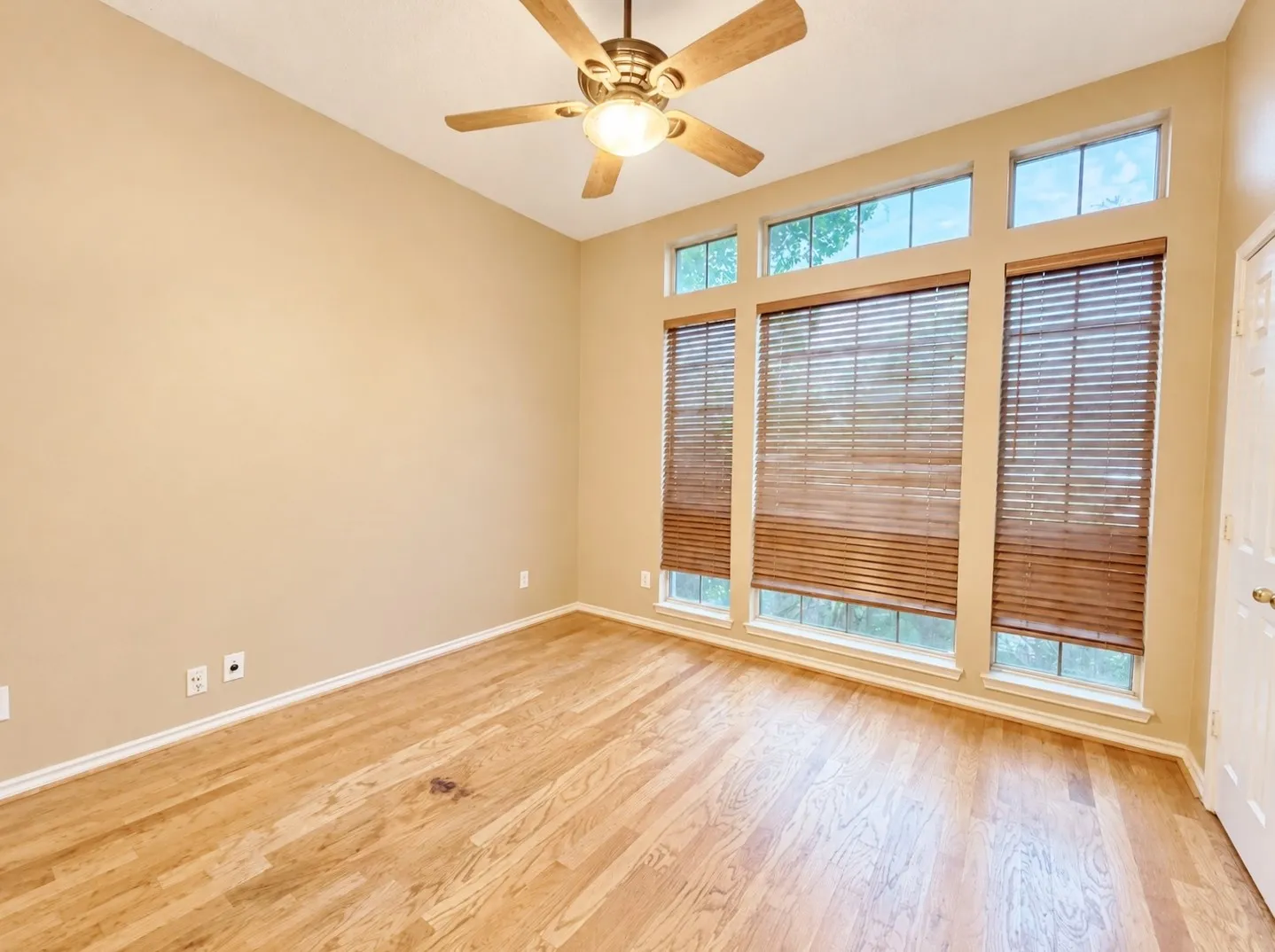 Single Family Residence For Rent in Denton County , 2685 Hillside Drive, Highland Village, Texas 75077, 4 Bedroom, 2 Bathroom, 2 Garage spaces, 2,158 Sqft, built in 1993, mls#21403730, Real Estate Agent in Highland Village, Homes For Rent in Denton county, Homes For Rent in Highland Village, Realtor in Highland Village Texas, Real Estate Brokerage Independent Realty Texas, Luminita Cordes Realtor