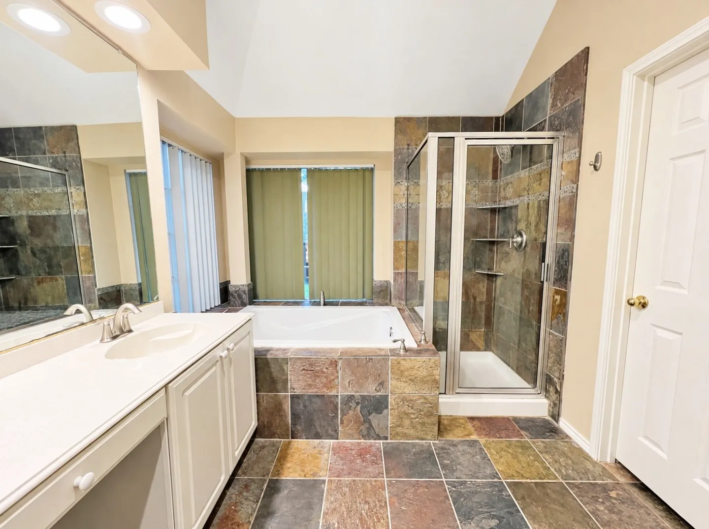 Single Family Residence For Rent in Denton County , 2685 Hillside Drive, Highland Village, Texas 75077, 4 Bedroom, 2 Bathroom, 2 Garage spaces, 2,158 Sqft, built in 1993, mls#21403730, Real Estate Agent in Highland Village, Homes For Rent in Denton county, Homes For Rent in Highland Village, Realtor in Highland Village Texas, Real Estate Brokerage Independent Realty Texas, Luminita Cordes Realtor