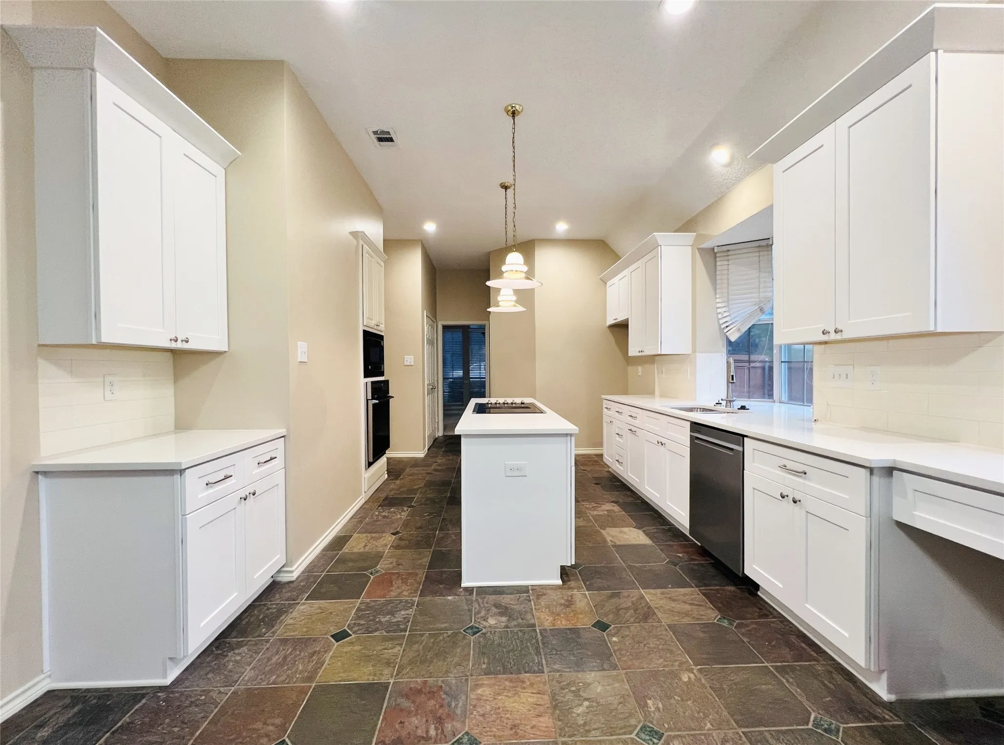 Single Family Residence For Rent in Denton County , 2685 Hillside Drive, Highland Village, Texas 75077, 4 Bedroom, 2 Bathroom, 2 Garage spaces, 2,158 Sqft, built in 1993, mls#21403730, Real Estate Agent in Highland Village, Homes For Rent in Denton county, Homes For Rent in Highland Village, Realtor in Highland Village Texas, Real Estate Brokerage Independent Realty Texas, Luminita Cordes Realtor