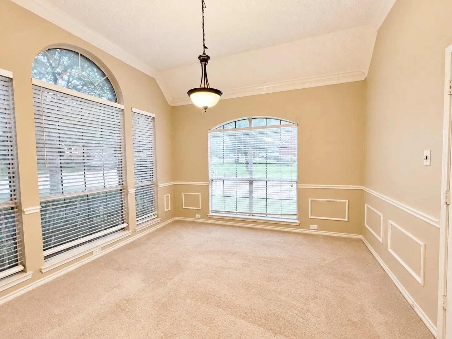 Single Family Residence For Rent in Denton County , 2685 Hillside Drive, Highland Village, Texas 75077, 4 Bedroom, 2 Bathroom, 2 Garage spaces, 2,158 Sqft, built in 1993, mls#21403730, Real Estate Agent in Highland Village, Homes For Rent in Denton county, Homes For Rent in Highland Village, Realtor in Highland Village Texas, Real Estate Brokerage Independent Realty Texas, Luminita Cordes Realtor