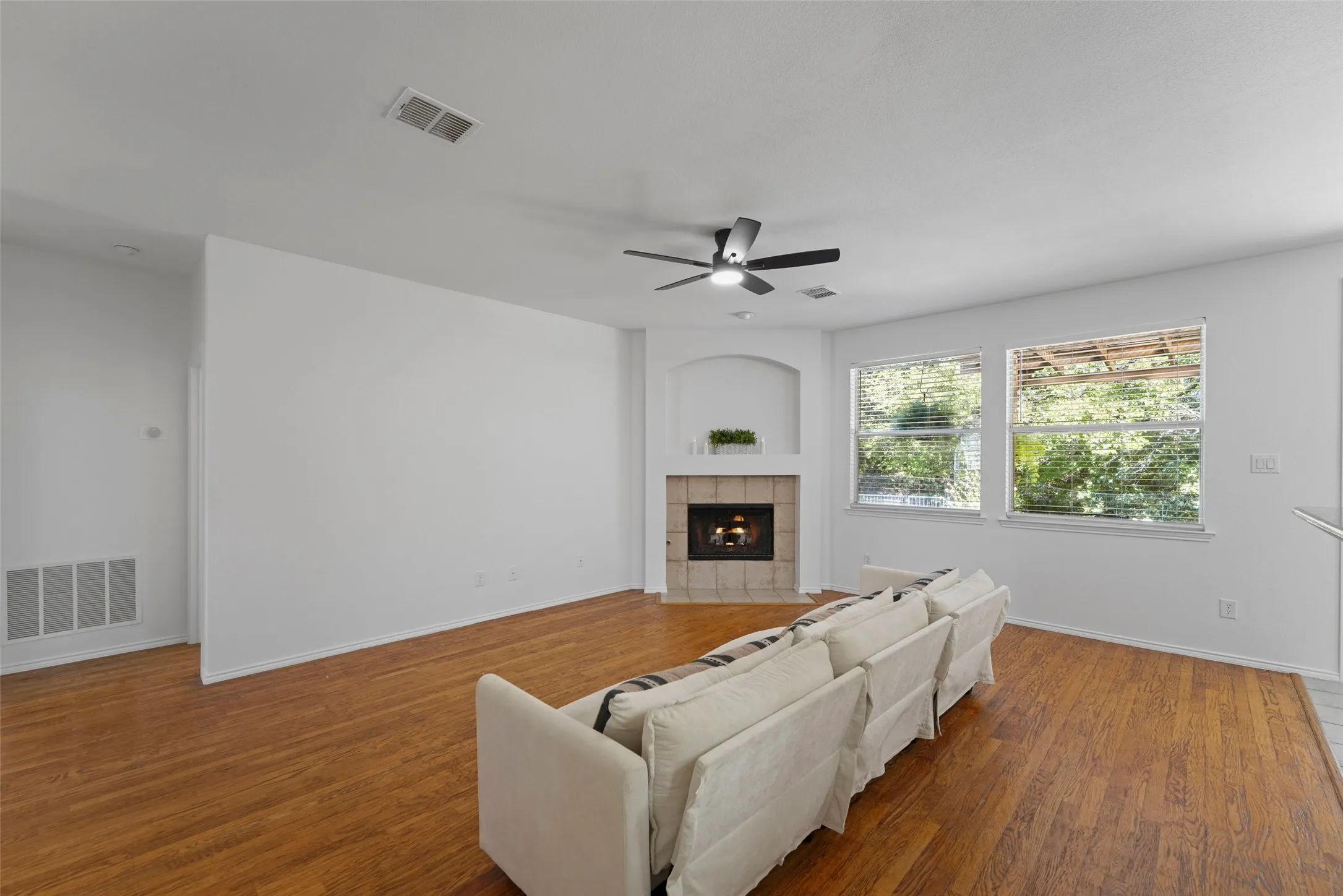 Single Family Residence For Sale in Denton County , 2337 Magnolia Drive, Little Elm, Texas 75068, 5 Bedroom, 4 Bathroom, 2 Garage spaces, 3,642 Sqft, built in 2000, mls#21403579, Real Estate Agent in Little Elm, Homes For Sale in Denton county, Homes For Sale in Little Elm, Realtor in Little Elm Texas, Real Estate Brokerage Independent Realty Texas, Luminita Cordes Realtor
