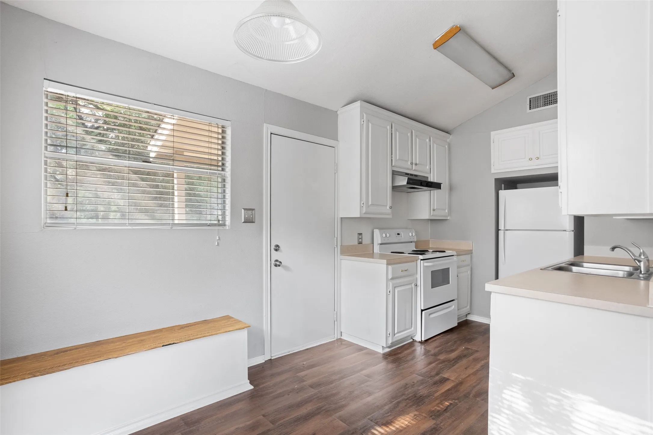 Single Family Residence For Rent in Hood County , 1811 Hidden Valley Road, Granbury, Texas 76049, 2 Bedroom, 1 Bathroom, Garage spaces, 864 Sqft, built in 1979, mls#21403747, Real Estate Agent in Granbury, Homes For Rent in Hood county, Homes For Rent in Granbury, Realtor in Granbury Texas, Real Estate Brokerage Independent Realty Texas, Luminita Cordes Realtor