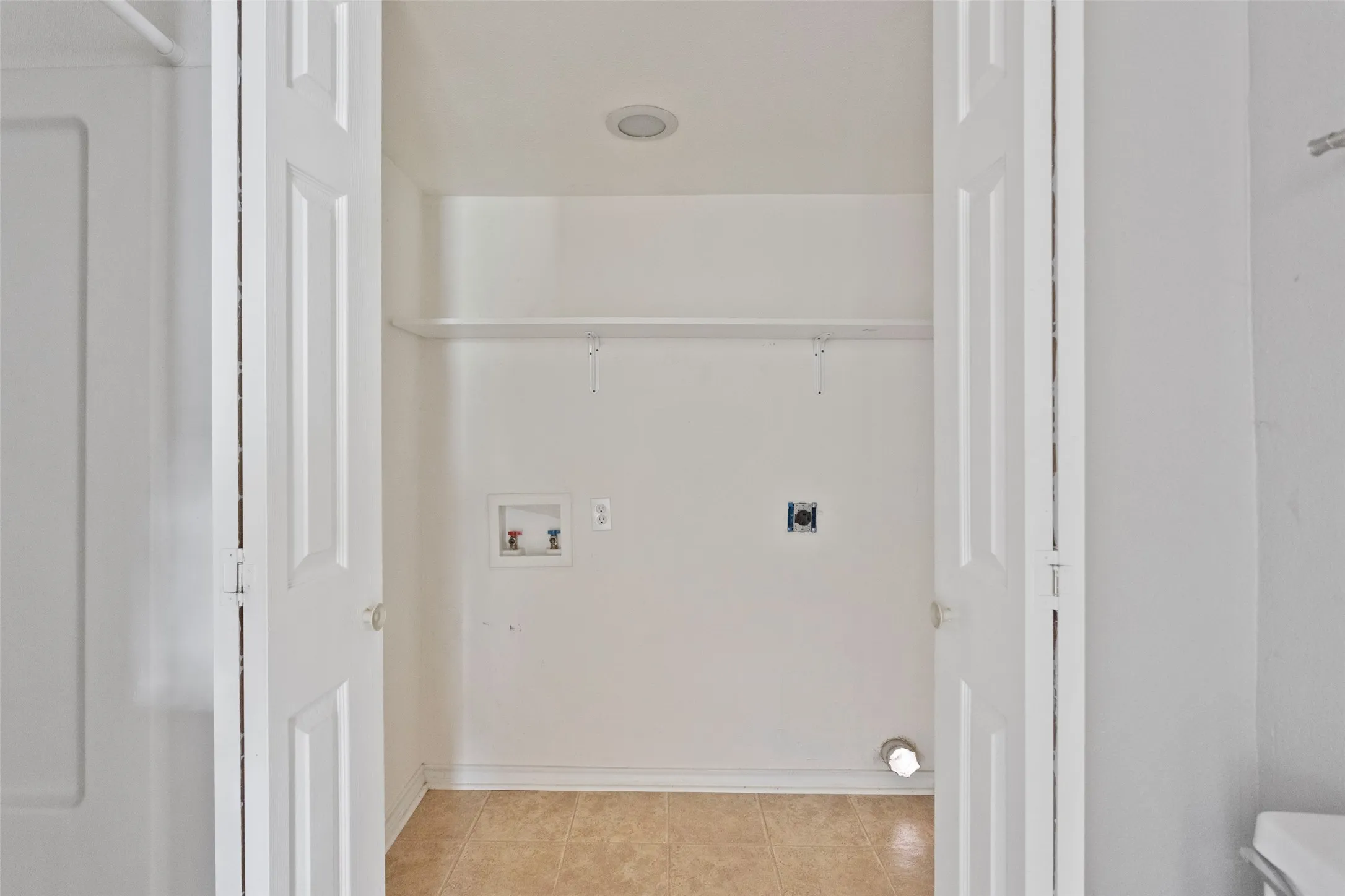 Single Family Residence For Rent in Hood County , 1811 Hidden Valley Road, Granbury, Texas 76049, 2 Bedroom, 1 Bathroom, Garage spaces, 864 Sqft, built in 1979, mls#21403747, Real Estate Agent in Granbury, Homes For Rent in Hood county, Homes For Rent in Granbury, Realtor in Granbury Texas, Real Estate Brokerage Independent Realty Texas, Luminita Cordes Realtor