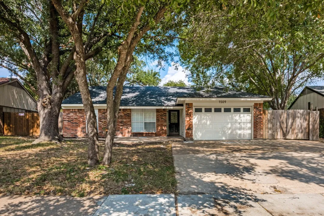 Single Family Residence For Sale in Tarrant County , 1509 Caplin Drive, Arlington, Texas 76018, 4 Bedroom, 2 Bathroom, 1 Garage spaces, 1,900 Sqft, built in 1984, mls#21399060, Real Estate Agent in Arlington, Homes For Sale in Tarrant county, Homes For Sale in Arlington, Realtor in Arlington Texas, Real Estate Brokerage Independent Realty Texas, Luminita Cordes Realtor