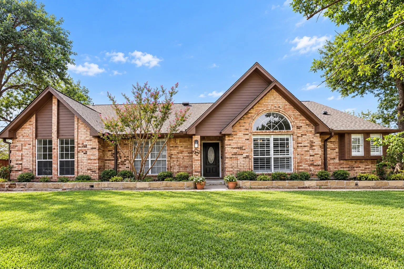 Single Family Residence For Sale in Ellis County , 617 Buckboard Street, Ovilla, Texas 75154, 4 Bedroom, 3 Bathroom, 2 Garage spaces, 2,488 Sqft, built in 1984, mls#21380686, Real Estate Agent in Ovilla, Homes For Sale in Ellis county, Homes For Sale in Ovilla, Realtor in Ovilla Texas, Real Estate Brokerage Independent Realty Texas, Luminita Cordes Realtor