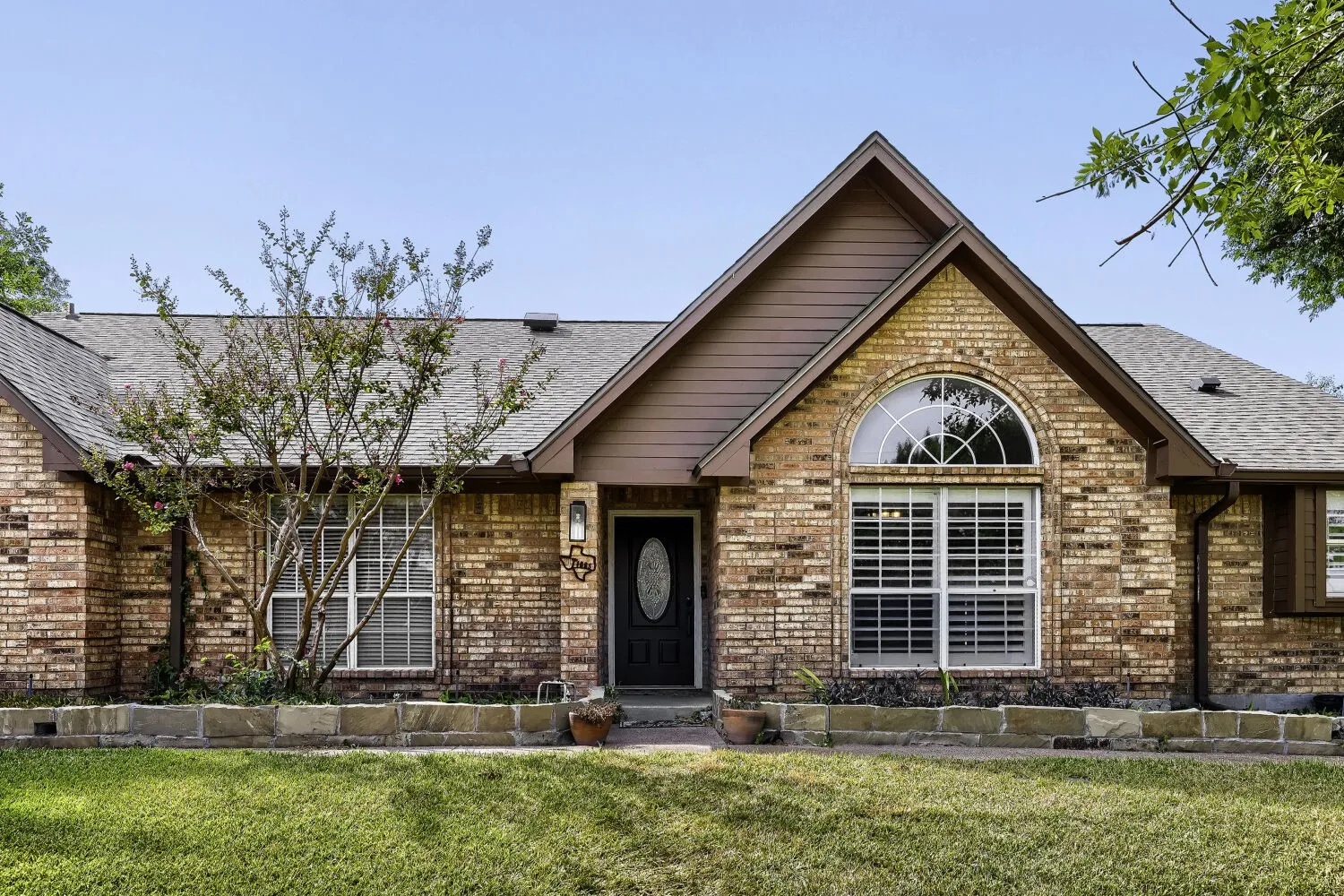 Single Family Residence For Sale in Ellis County , 617 Buckboard Street, Ovilla, Texas 75154, 4 Bedroom, 3 Bathroom, 2 Garage spaces, 2,488 Sqft, built in 1984, mls#21380686, Real Estate Agent in Ovilla, Homes For Sale in Ellis county, Homes For Sale in Ovilla, Realtor in Ovilla Texas, Real Estate Brokerage Independent Realty Texas, Luminita Cordes Realtor