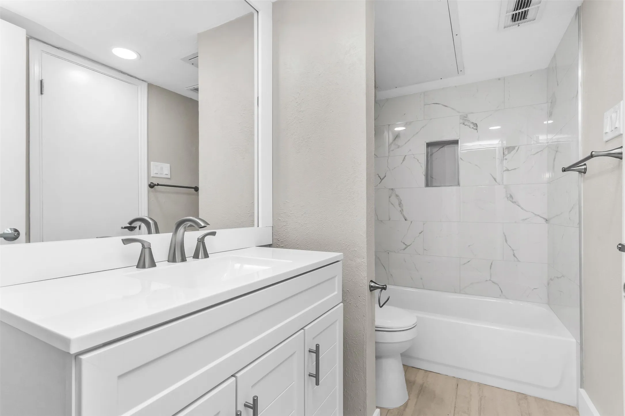 Condominium For Rent in Dallas County , 15919 Stillwood Street 2088, Dallas, Texas 75248, 1 Bedroom, 1 Bathroom, Garage spaces, 658 Sqft, built in 1968, mls#21403004, Real Estate Agent in Dallas, Homes For Rent in Dallas county, Homes For Rent in Dallas, Realtor in Dallas Texas, Real Estate Brokerage Independent Realty Texas, Luminita Cordes Realtor