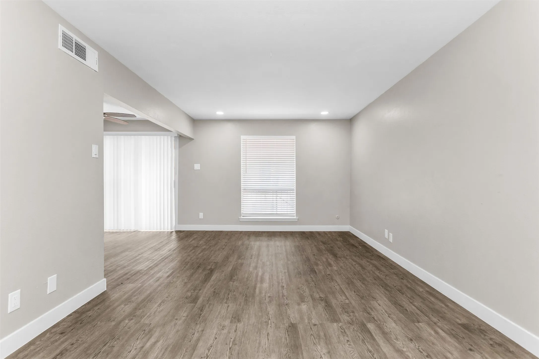 Condominium For Rent in Dallas County , 15919 Stillwood Street 2088, Dallas, Texas 75248, 1 Bedroom, 1 Bathroom, Garage spaces, 658 Sqft, built in 1968, mls#21403004, Real Estate Agent in Dallas, Homes For Rent in Dallas county, Homes For Rent in Dallas, Realtor in Dallas Texas, Real Estate Brokerage Independent Realty Texas, Luminita Cordes Realtor