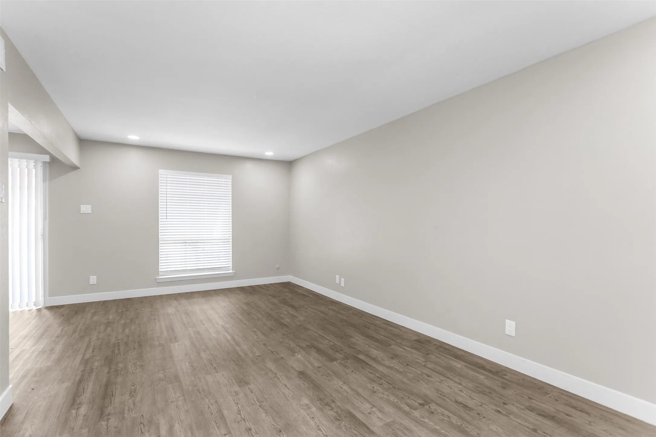 Condominium For Rent in Dallas County , 15919 Stillwood Street 2088, Dallas, Texas 75248, 1 Bedroom, 1 Bathroom, Garage spaces, 658 Sqft, built in 1968, mls#21403004, Real Estate Agent in Dallas, Homes For Rent in Dallas county, Homes For Rent in Dallas, Realtor in Dallas Texas, Real Estate Brokerage Independent Realty Texas, Luminita Cordes Realtor