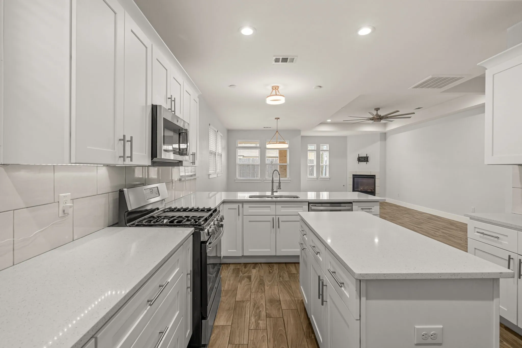 Single Family Residence For Sale in Tarrant County , 3807 Winding Road, Arlington, Texas 76016, 4 Bedroom, 3 Bathroom, 2 Garage spaces, 2,075 Sqft, built in 2020, mls#21402523, Real Estate Agent in Arlington, Homes For Sale in Tarrant county, Homes For Sale in Arlington, Realtor in Arlington Texas, Real Estate Brokerage Independent Realty Texas, Luminita Cordes Realtor