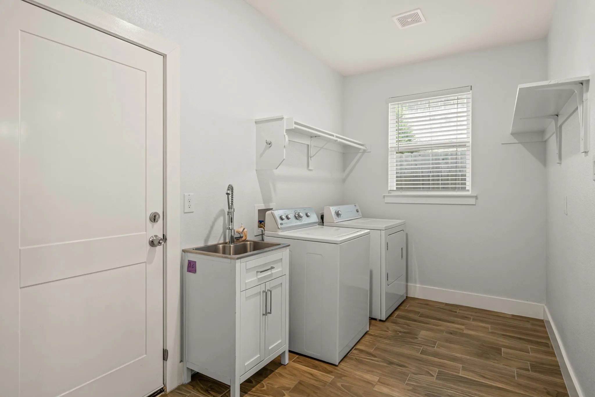 Single Family Residence For Sale in Tarrant County , 3807 Winding Road, Arlington, Texas 76016, 4 Bedroom, 3 Bathroom, 2 Garage spaces, 2,075 Sqft, built in 2020, mls#21402523, Real Estate Agent in Arlington, Homes For Sale in Tarrant county, Homes For Sale in Arlington, Realtor in Arlington Texas, Real Estate Brokerage Independent Realty Texas, Luminita Cordes Realtor