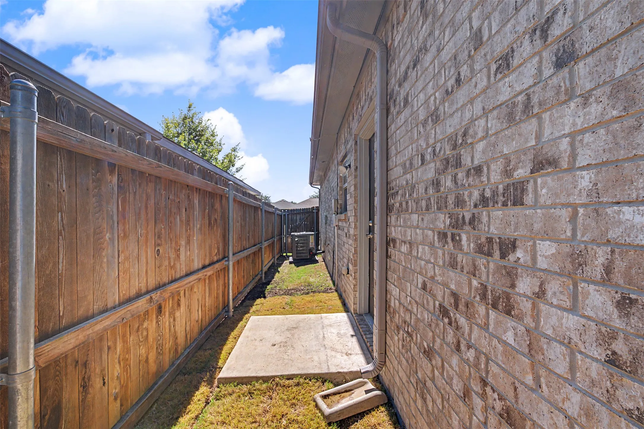 Duplex For Rent in Parker County , 221 Stewart Bend Court, Azle, Texas 76020, 3 Bedroom, 2 Bathroom, 1 Garage spaces, 2,512 Sqft, built in 2016, mls#21403719, Real Estate Agent in Azle, Homes For Rent in Parker county, Homes For Rent in Azle, Realtor in Azle Texas, Real Estate Brokerage Independent Realty Texas, Luminita Cordes Realtor