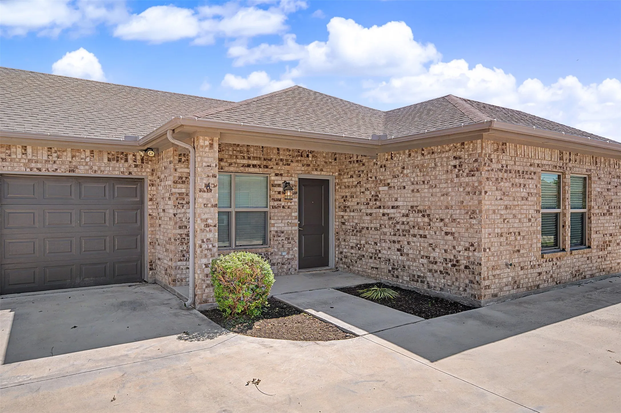 Duplex For Rent in Parker County , 221 Stewart Bend Court, Azle, Texas 76020, 3 Bedroom, 2 Bathroom, 1 Garage spaces, 2,512 Sqft, built in 2016, mls#21403719, Real Estate Agent in Azle, Homes For Rent in Parker county, Homes For Rent in Azle, Realtor in Azle Texas, Real Estate Brokerage Independent Realty Texas, Luminita Cordes Realtor