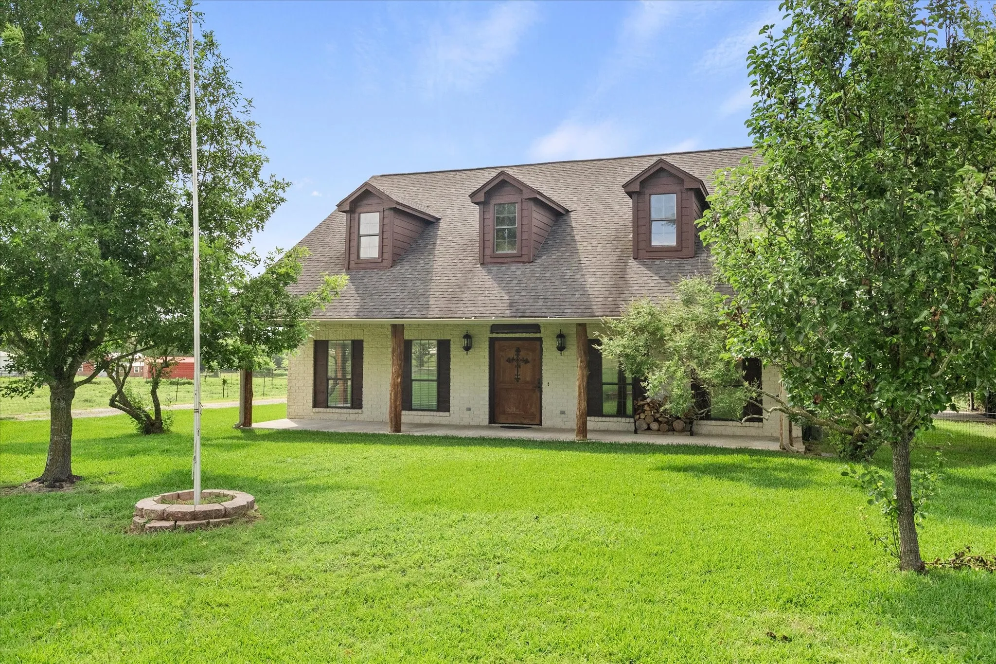 Such charming and welcoming curb appeal.