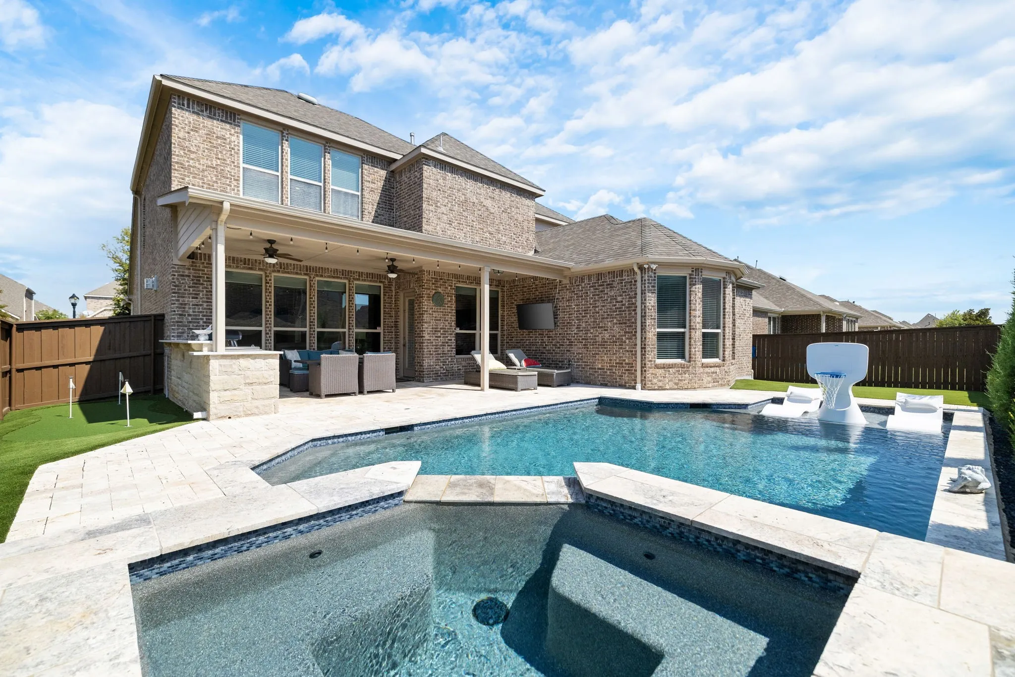 Gorgeous Sparkling Pool!