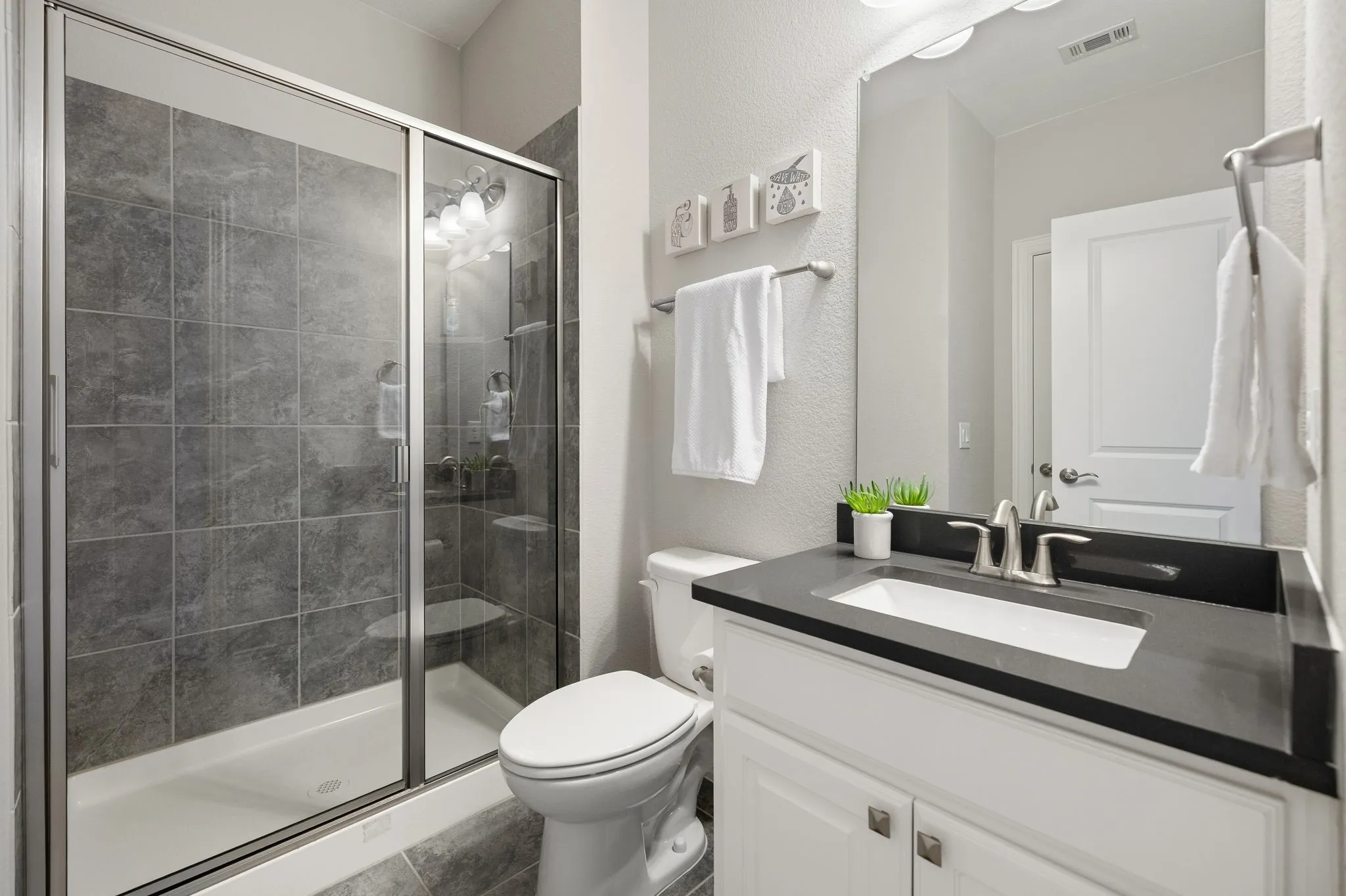 Upstairs Full Bathroom