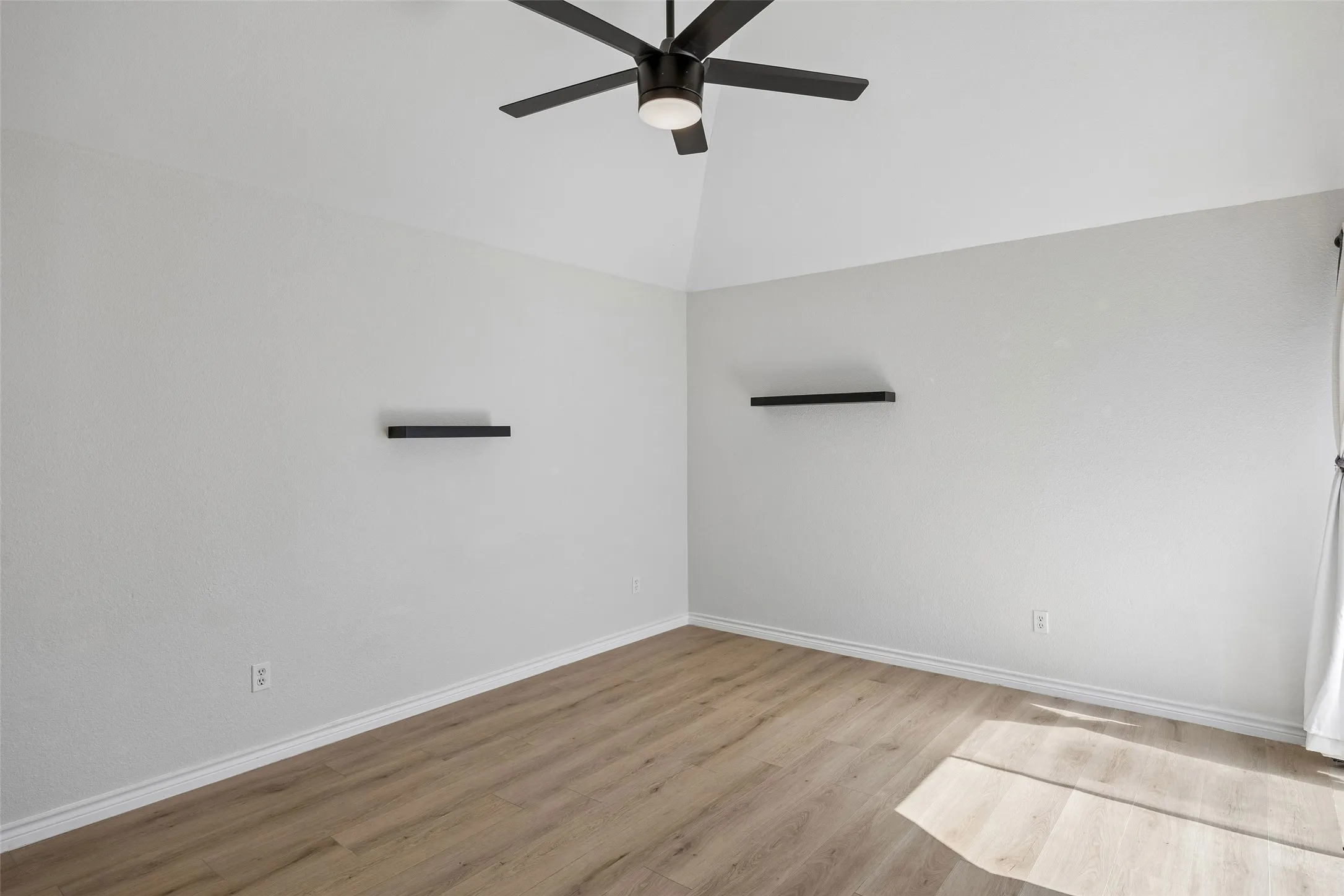 Single Family Residence For Sale in Dallas County , 10919 Gable Circle, Dallas, Texas 75229, 2 Bedroom, 2 Bathroom, 1 Garage spaces, 1,078 Sqft, built in 1983, mls#21402256, Real Estate Agent in Dallas, Homes For Sale in Dallas county, Homes For Sale in Dallas, Realtor in Dallas Texas, Real Estate Brokerage Independent Realty Texas, Luminita Cordes Realtor