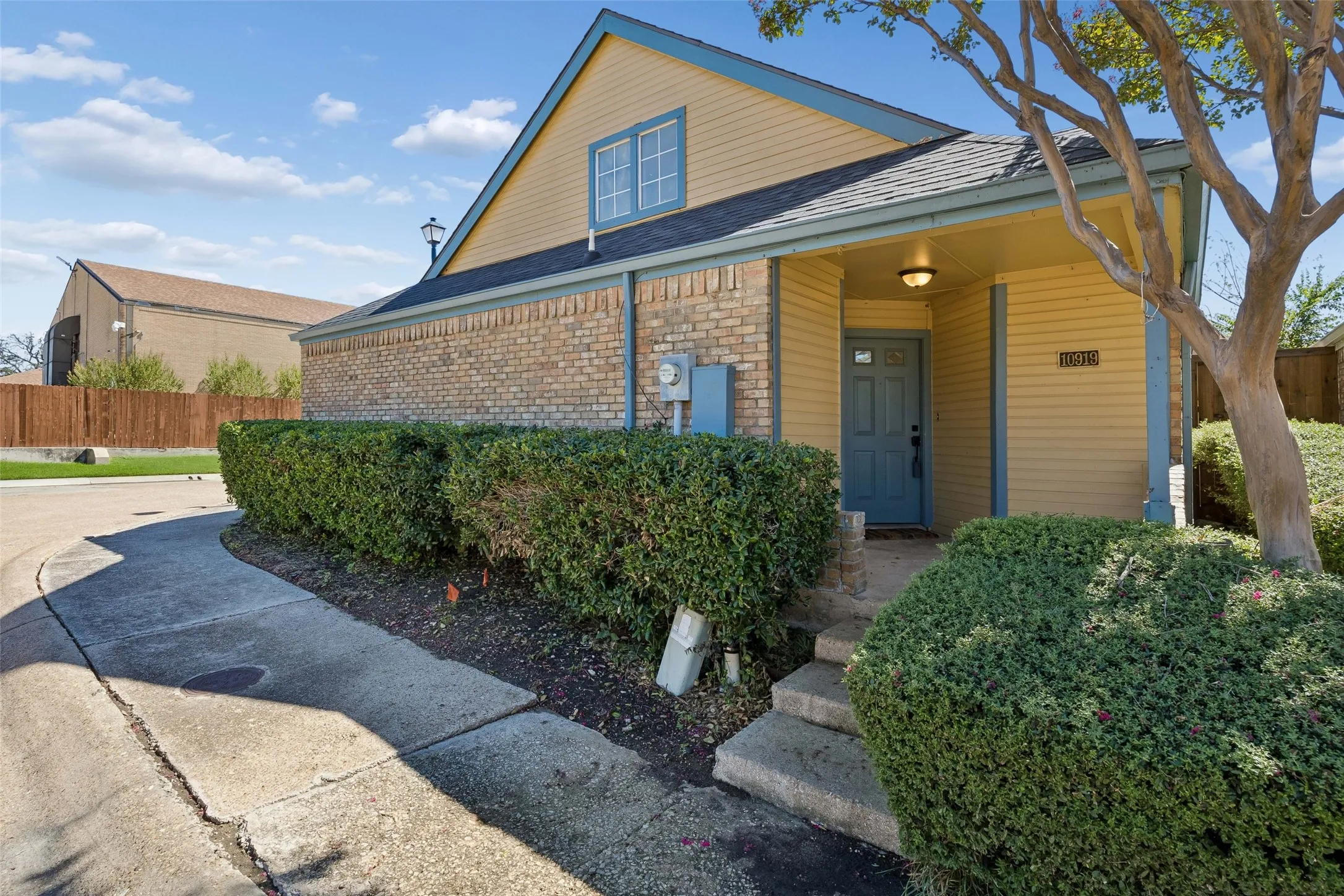 Single Family Residence For Sale in Dallas County , 10919 Gable Circle, Dallas, Texas 75229, 2 Bedroom, 2 Bathroom, 1 Garage spaces, 1,078 Sqft, built in 1983, mls#21402256, Real Estate Agent in Dallas, Homes For Sale in Dallas county, Homes For Sale in Dallas, Realtor in Dallas Texas, Real Estate Brokerage Independent Realty Texas, Luminita Cordes Realtor