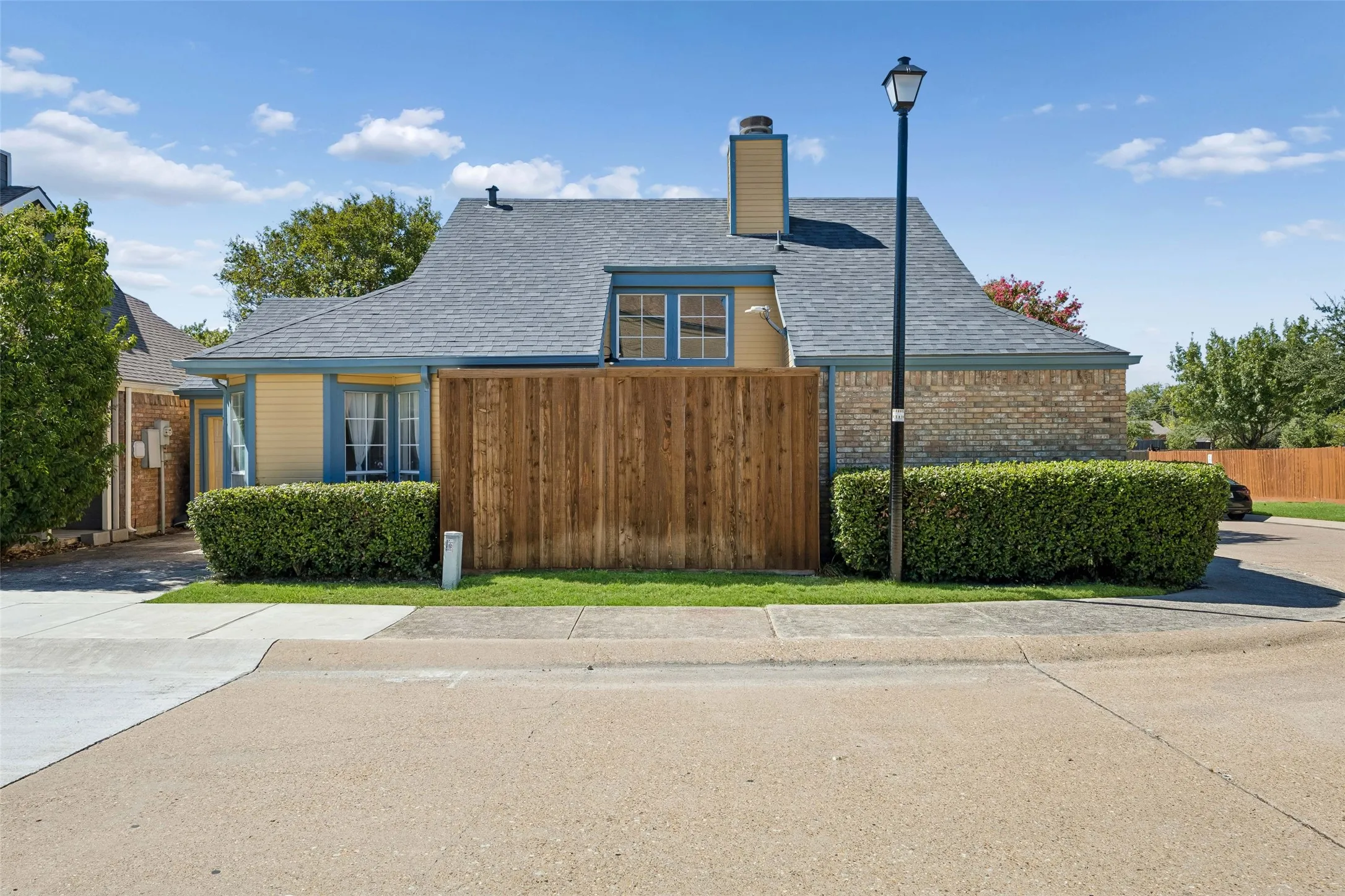 Single Family Residence For Sale in Dallas County , 10919 Gable Circle, Dallas, Texas 75229, 2 Bedroom, 2 Bathroom, 1 Garage spaces, 1,078 Sqft, built in 1983, mls#21402256, Real Estate Agent in Dallas, Homes For Sale in Dallas county, Homes For Sale in Dallas, Realtor in Dallas Texas, Real Estate Brokerage Independent Realty Texas, Luminita Cordes Realtor