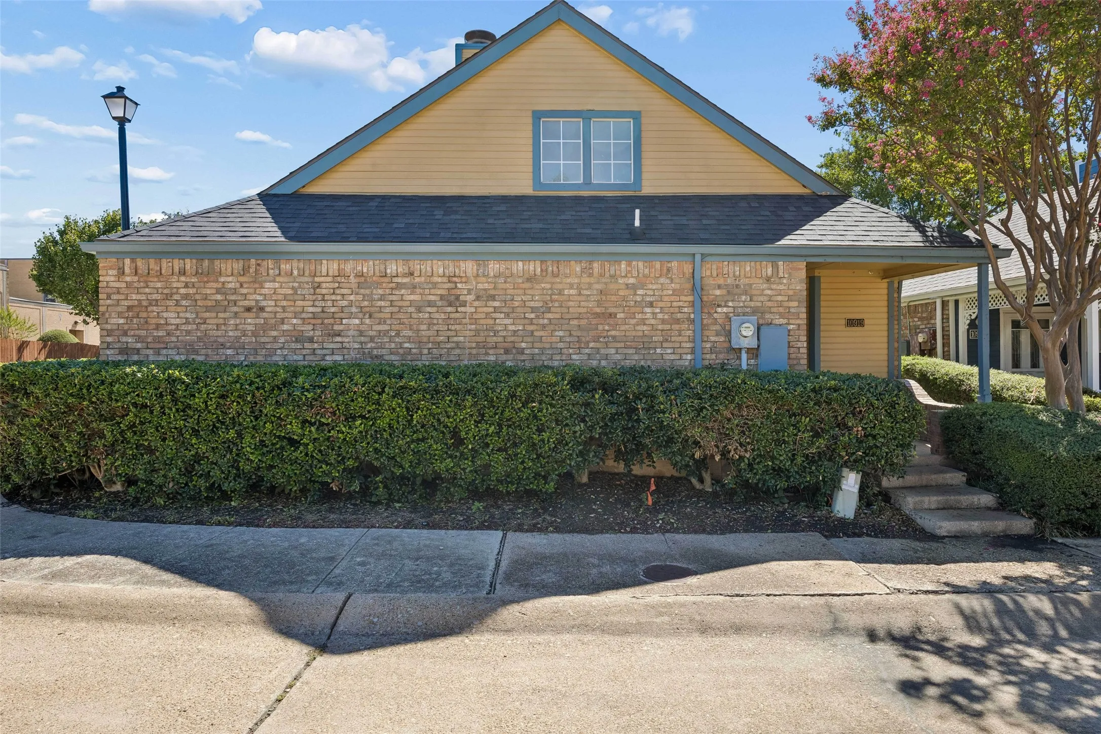 Single Family Residence For Sale in Dallas County , 10919 Gable Circle, Dallas, Texas 75229, 2 Bedroom, 2 Bathroom, 1 Garage spaces, 1,078 Sqft, built in 1983, mls#21402256, Real Estate Agent in Dallas, Homes For Sale in Dallas county, Homes For Sale in Dallas, Realtor in Dallas Texas, Real Estate Brokerage Independent Realty Texas, Luminita Cordes Realtor