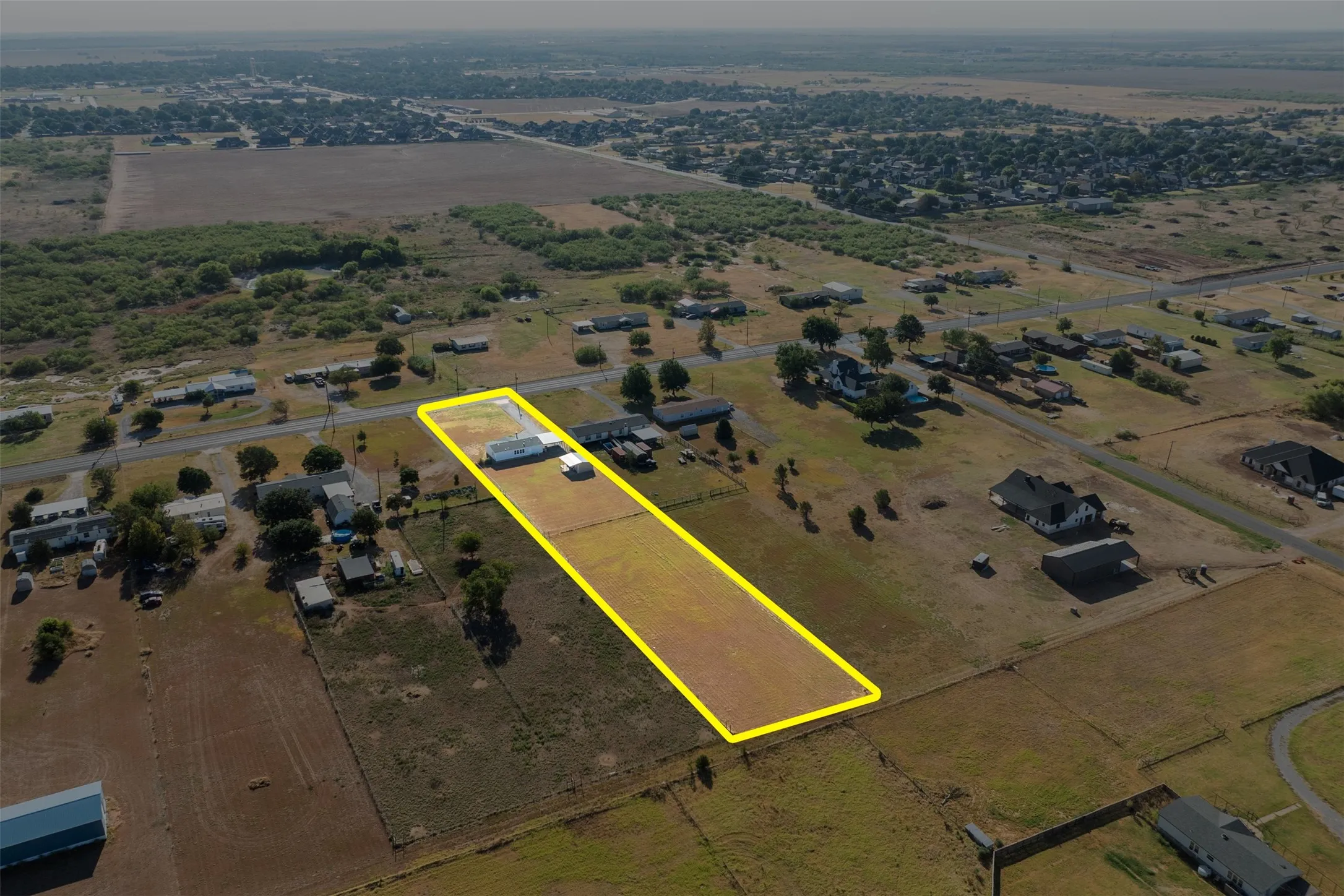 Single Family Residence For Sale in Wichita County , 1001 S FM 369, Burkburnett, Texas 76354, 3 Bedroom, 2 Bathroom, Garage spaces, 1,344 Sqft, built in 1999, mls#21388537, Real Estate Agent in Burkburnett, Homes For Sale in Wichita county, Homes For Sale in Burkburnett, Realtor in Burkburnett Texas, Real Estate Brokerage Independent Realty Texas, Luminita Cordes Realtor