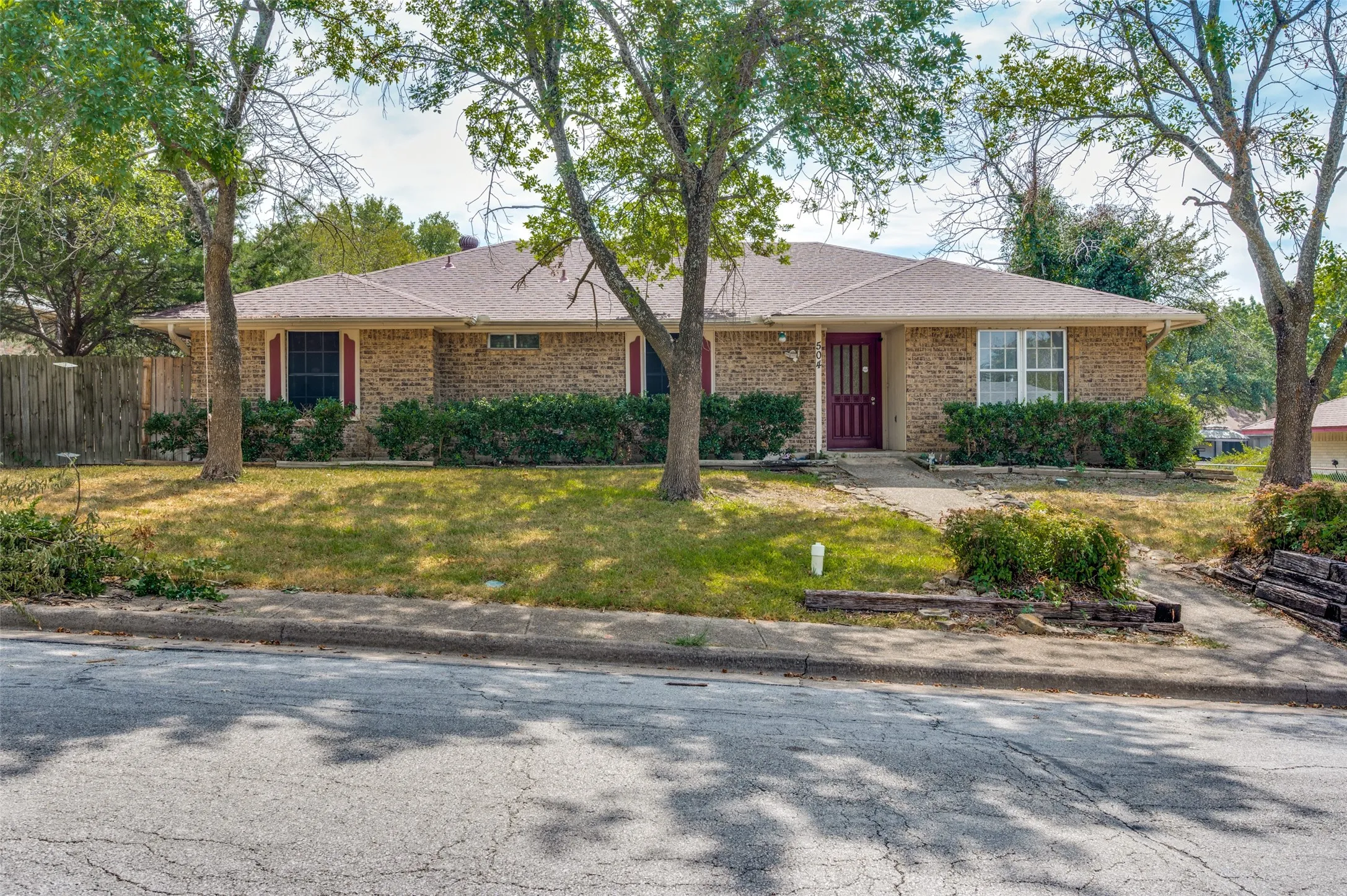 Single Family Residence For Sale in Dallas County , 504 Pheasant Lane, De Soto, Texas 75115, 4 Bedroom, 3 Bathroom, 2 Garage spaces, 1,975 Sqft, built in 1981, mls#21403630, Real Estate Agent in De Soto, Homes For Sale in Dallas county, Homes For Sale in De Soto, Realtor in De Soto Texas, Real Estate Brokerage Independent Realty Texas, Luminita Cordes Realtor