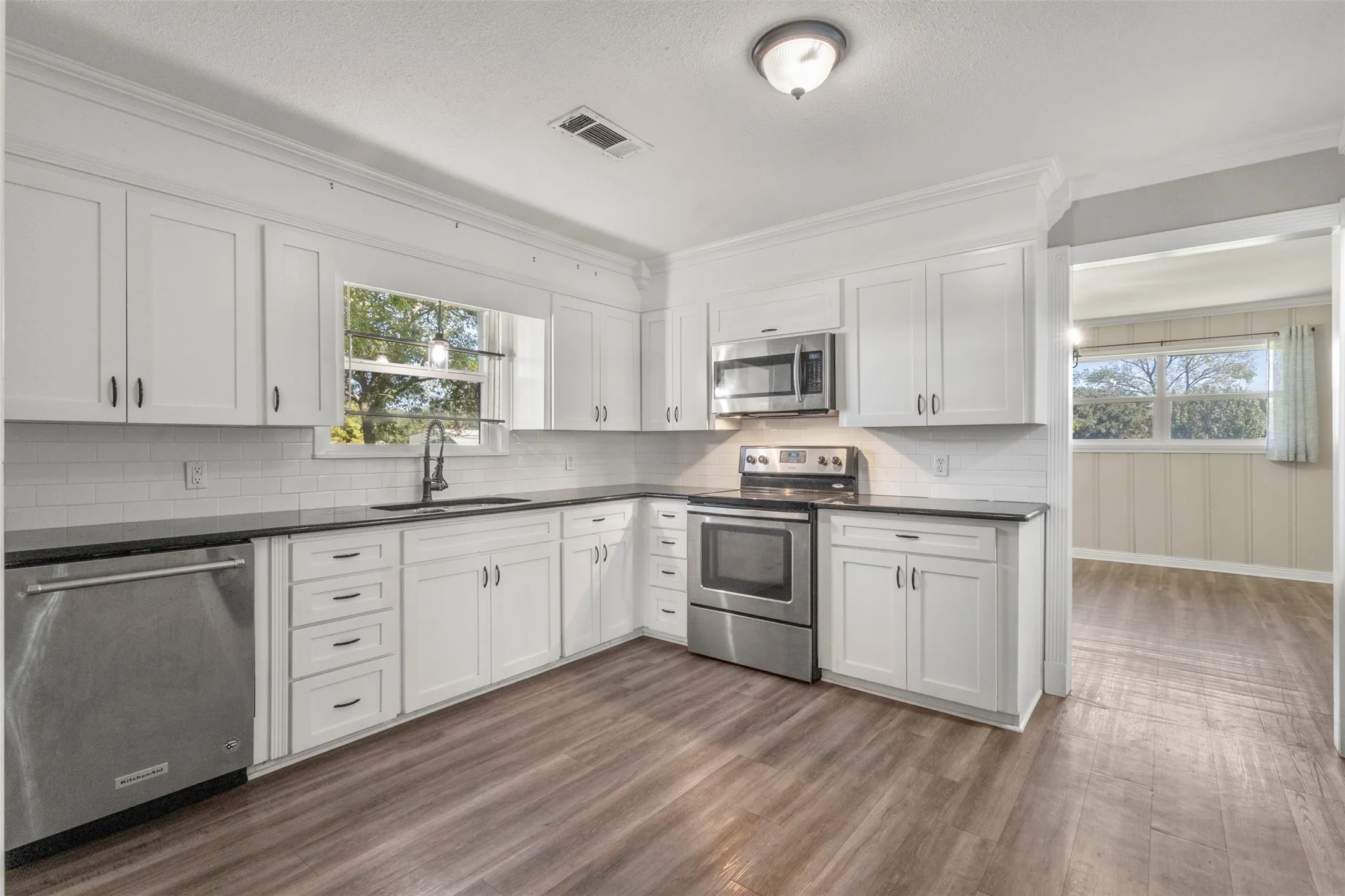 Single Family Residence For Sale in Grayson County , 9591 Dripping Springs Road, Denison, Texas 75021, 3 Bedroom, 2 Bathroom, Garage spaces, 1,424 Sqft, built in 1968, mls#21403588, Real Estate Agent in Denison, Homes For Sale in Grayson county, Homes For Sale in Denison, Realtor in Denison Texas, Real Estate Brokerage Independent Realty Texas, Luminita Cordes Realtor