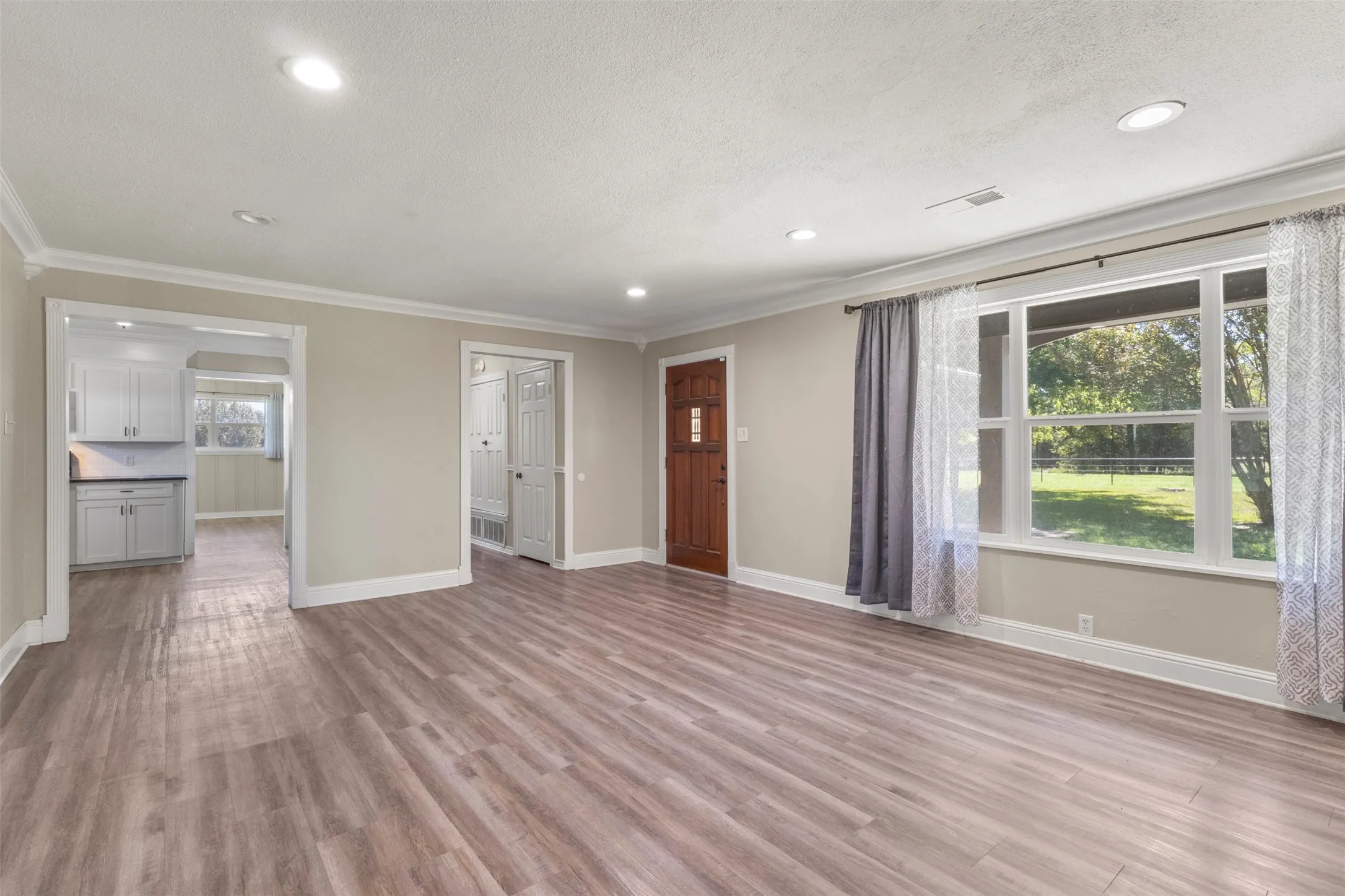 Single Family Residence For Sale in Grayson County , 9591 Dripping Springs Road, Denison, Texas 75021, 3 Bedroom, 2 Bathroom, Garage spaces, 1,424 Sqft, built in 1968, mls#21403588, Real Estate Agent in Denison, Homes For Sale in Grayson county, Homes For Sale in Denison, Realtor in Denison Texas, Real Estate Brokerage Independent Realty Texas, Luminita Cordes Realtor