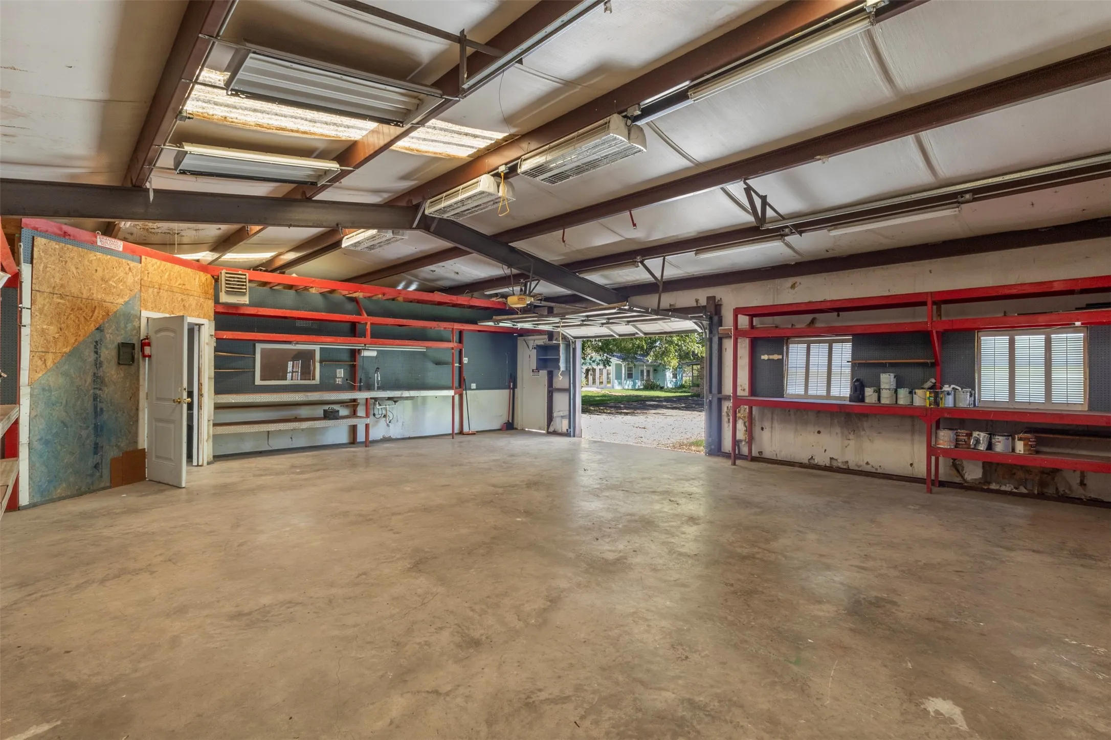 Single Family Residence For Sale in Grayson County , 9591 Dripping Springs Road, Denison, Texas 75021, 3 Bedroom, 2 Bathroom, Garage spaces, 1,424 Sqft, built in 1968, mls#21403588, Real Estate Agent in Denison, Homes For Sale in Grayson county, Homes For Sale in Denison, Realtor in Denison Texas, Real Estate Brokerage Independent Realty Texas, Luminita Cordes Realtor