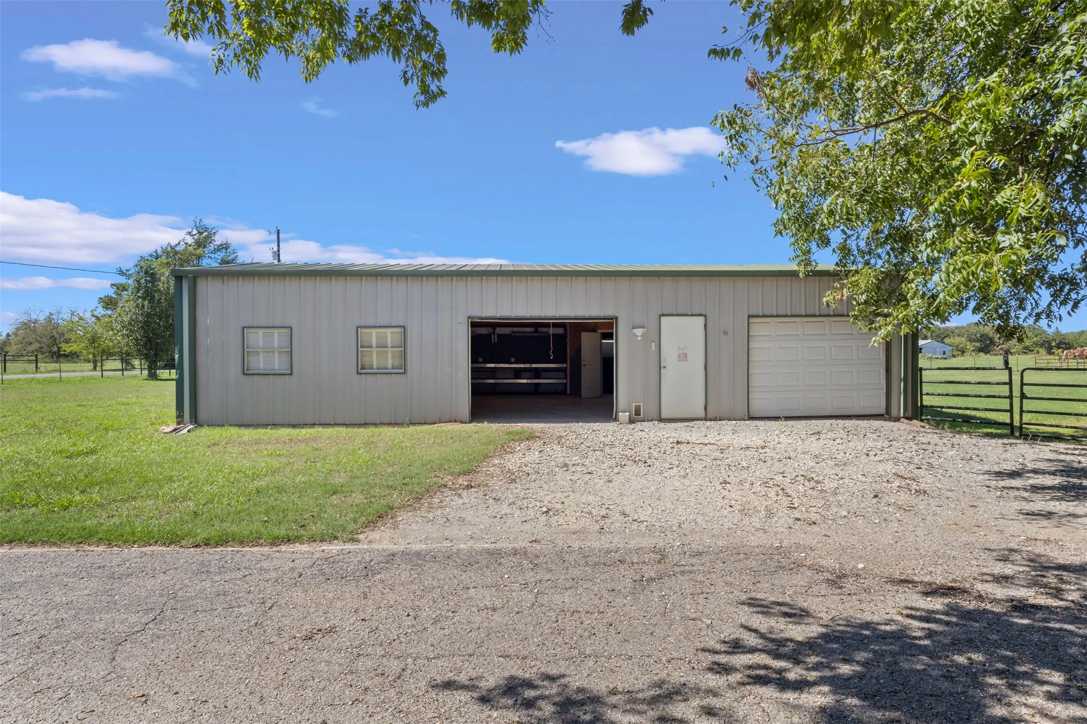 Single Family Residence For Sale in Grayson County , 9591 Dripping Springs Road, Denison, Texas 75021, 3 Bedroom, 2 Bathroom, Garage spaces, 1,424 Sqft, built in 1968, mls#21403588, Real Estate Agent in Denison, Homes For Sale in Grayson county, Homes For Sale in Denison, Realtor in Denison Texas, Real Estate Brokerage Independent Realty Texas, Luminita Cordes Realtor