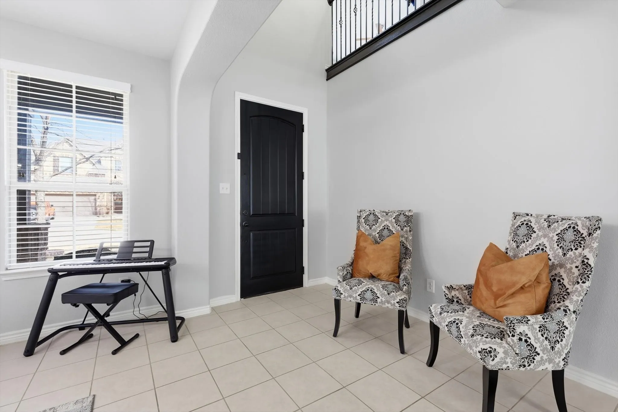 And as you enter a view of the dining area and the hallway to yhe kitchen