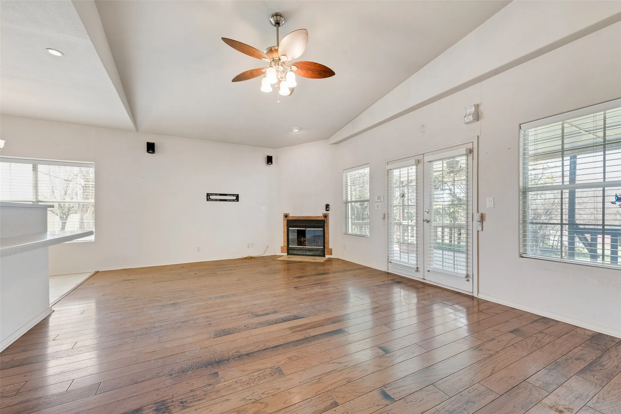 Single Family Residence For Sale in Kaufman County , 9913 Fm 740, Mesquite, Texas 75126, 2 Bedroom, 2 Bathroom, 4 Garage spaces, 3,000 Sqft, built in 1997, mls#21403778, Real Estate Agent in Mesquite, Homes For Sale in Kaufman county, Homes For Sale in Mesquite, Realtor in Mesquite Texas, Real Estate Brokerage Independent Realty Texas, Luminita Cordes Realtor