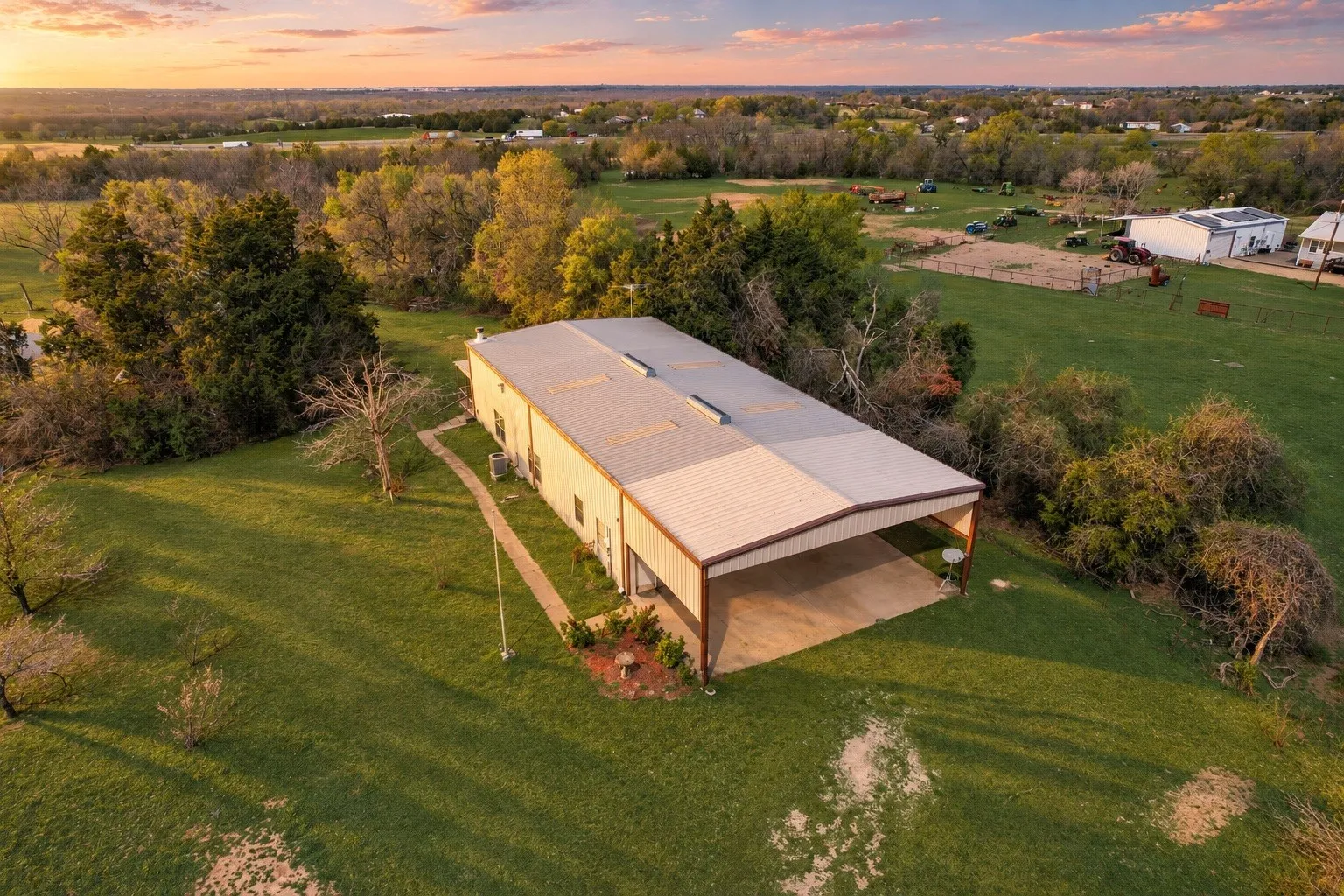 Single Family Residence For Sale in Kaufman County , 9913 Fm 740, Mesquite, Texas 75126, 2 Bedroom, 2 Bathroom, 4 Garage spaces, 3,000 Sqft, built in 1997, mls#21403778, Real Estate Agent in Mesquite, Homes For Sale in Kaufman county, Homes For Sale in Mesquite, Realtor in Mesquite Texas, Real Estate Brokerage Independent Realty Texas, Luminita Cordes Realtor