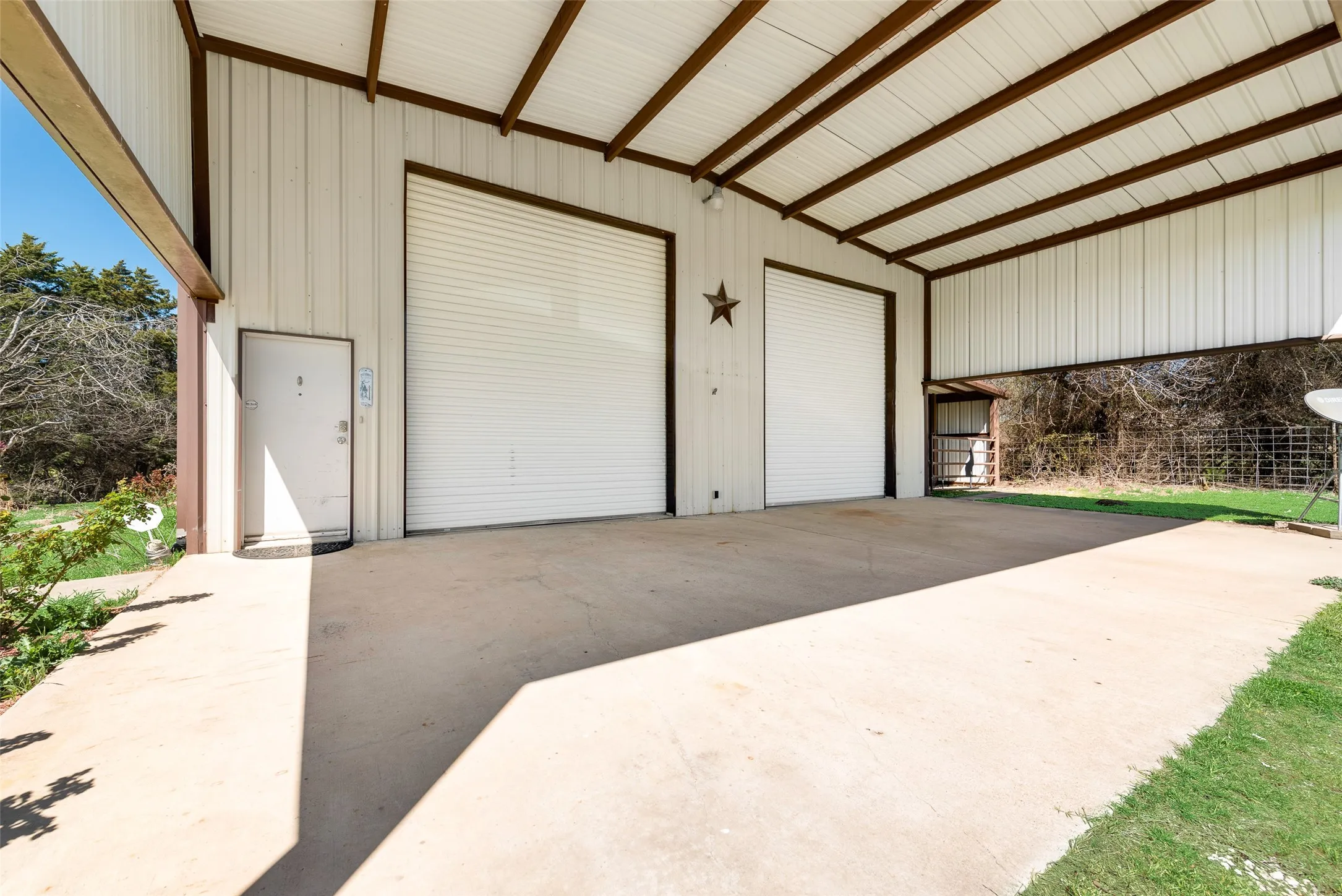 Single Family Residence For Sale in Kaufman County , 9913 Fm 740, Mesquite, Texas 75126, 2 Bedroom, 2 Bathroom, 4 Garage spaces, 3,000 Sqft, built in 1997, mls#21403778, Real Estate Agent in Mesquite, Homes For Sale in Kaufman county, Homes For Sale in Mesquite, Realtor in Mesquite Texas, Real Estate Brokerage Independent Realty Texas, Luminita Cordes Realtor