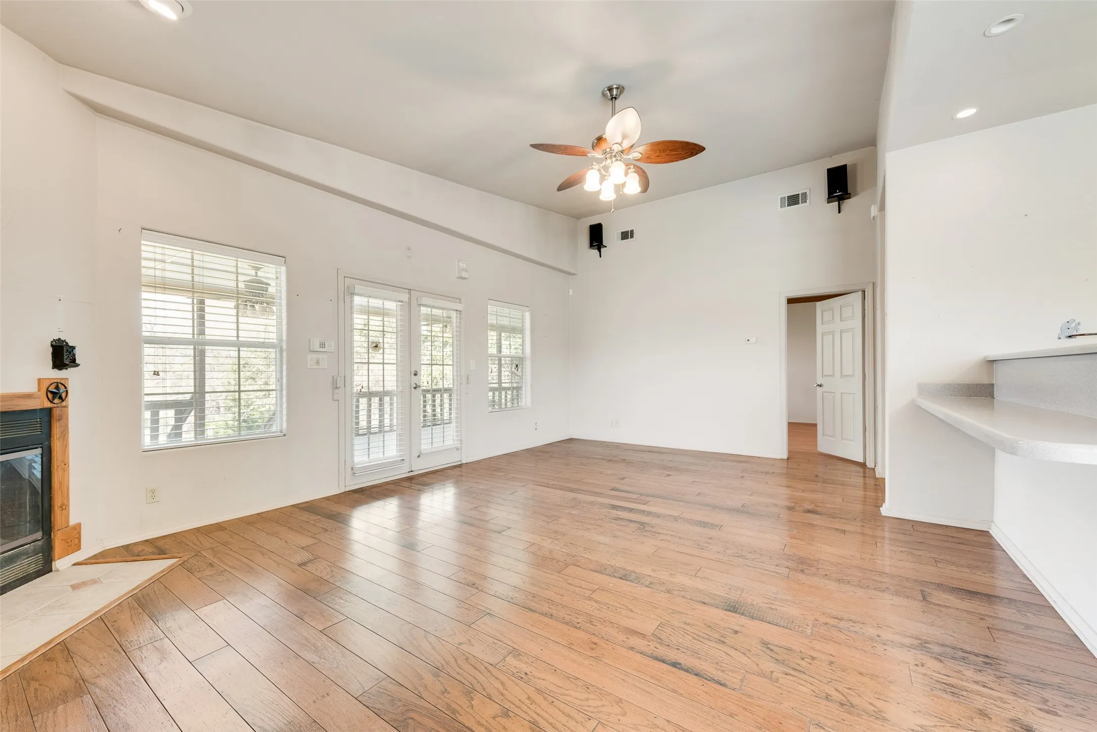 Single Family Residence For Sale in Kaufman County , 9913 Fm 740, Mesquite, Texas 75126, 2 Bedroom, 2 Bathroom, 4 Garage spaces, 3,000 Sqft, built in 1997, mls#21403778, Real Estate Agent in Mesquite, Homes For Sale in Kaufman county, Homes For Sale in Mesquite, Realtor in Mesquite Texas, Real Estate Brokerage Independent Realty Texas, Luminita Cordes Realtor