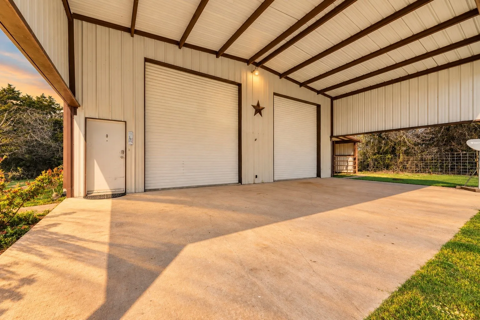 Single Family Residence For Sale in Kaufman County , 9913 Fm 740, Mesquite, Texas 75126, 2 Bedroom, 2 Bathroom, 4 Garage spaces, 3,000 Sqft, built in 1997, mls#21403778, Real Estate Agent in Mesquite, Homes For Sale in Kaufman county, Homes For Sale in Mesquite, Realtor in Mesquite Texas, Real Estate Brokerage Independent Realty Texas, Luminita Cordes Realtor
