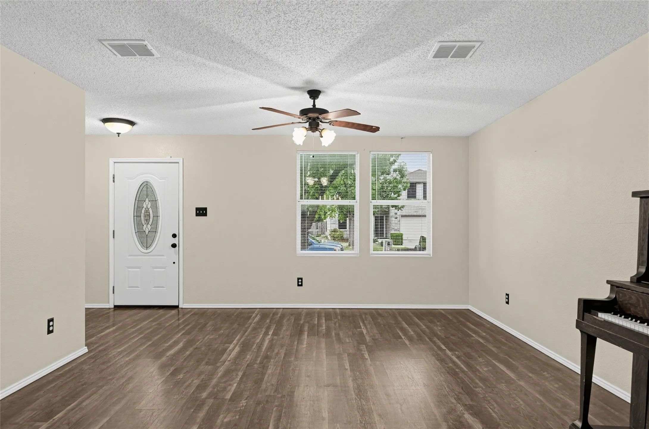 Single Family Residence For Sale in Denton County , 1857 Lariat Drive, Fort Worth, Texas 76247, 5 Bedroom, 3 Bathroom, 2 Garage spaces, 3,448 Sqft, built in 2003, mls#21403646, Real Estate Agent in Fort Worth, Homes For Sale in Denton county, Homes For Sale in Fort Worth, Realtor in Fort Worth Texas, Real Estate Brokerage Independent Realty Texas, Luminita Cordes Realtor