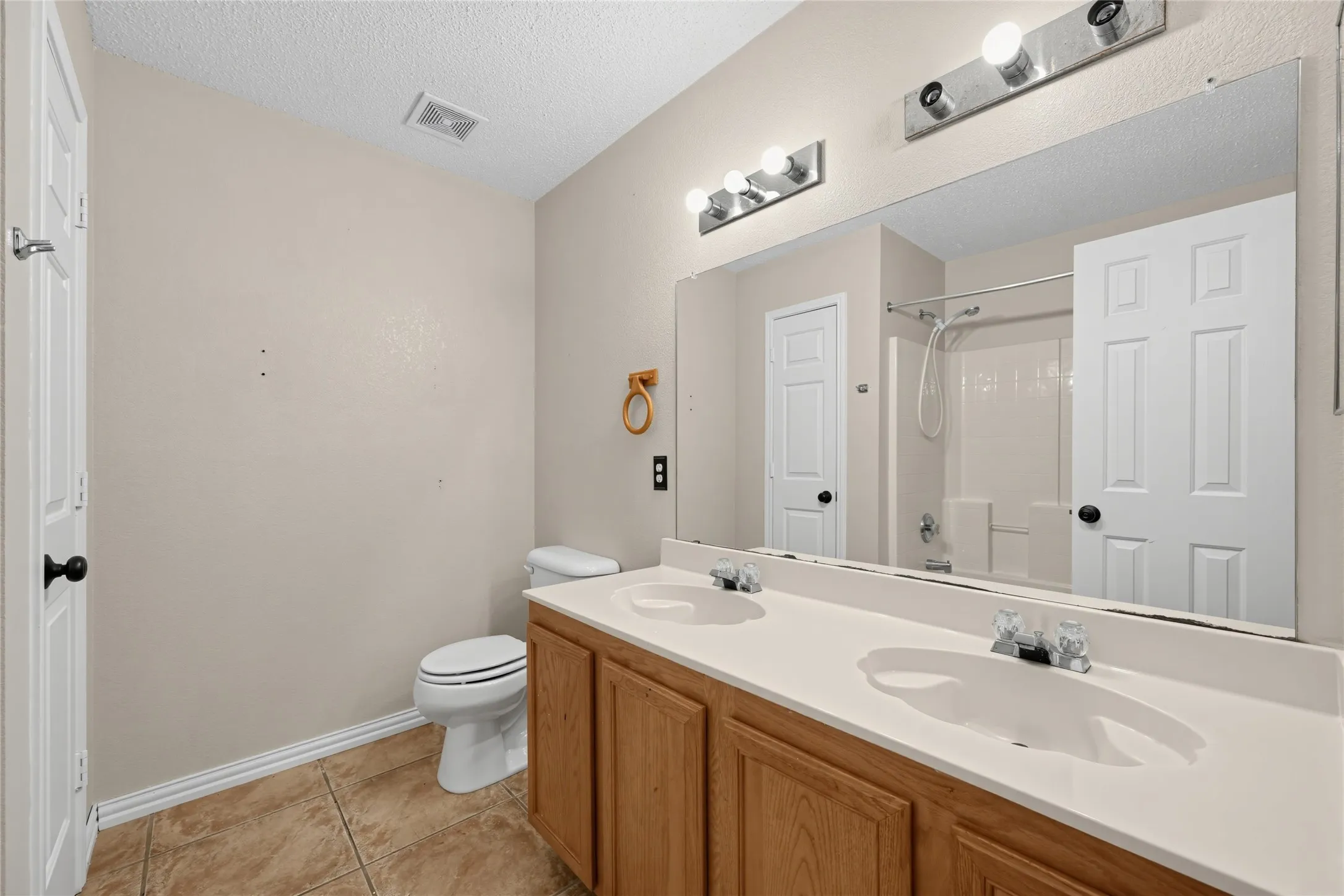 Single Family Residence For Sale in Denton County , 1857 Lariat Drive, Fort Worth, Texas 76247, 5 Bedroom, 3 Bathroom, 2 Garage spaces, 3,448 Sqft, built in 2003, mls#21403646, Real Estate Agent in Fort Worth, Homes For Sale in Denton county, Homes For Sale in Fort Worth, Realtor in Fort Worth Texas, Real Estate Brokerage Independent Realty Texas, Luminita Cordes Realtor