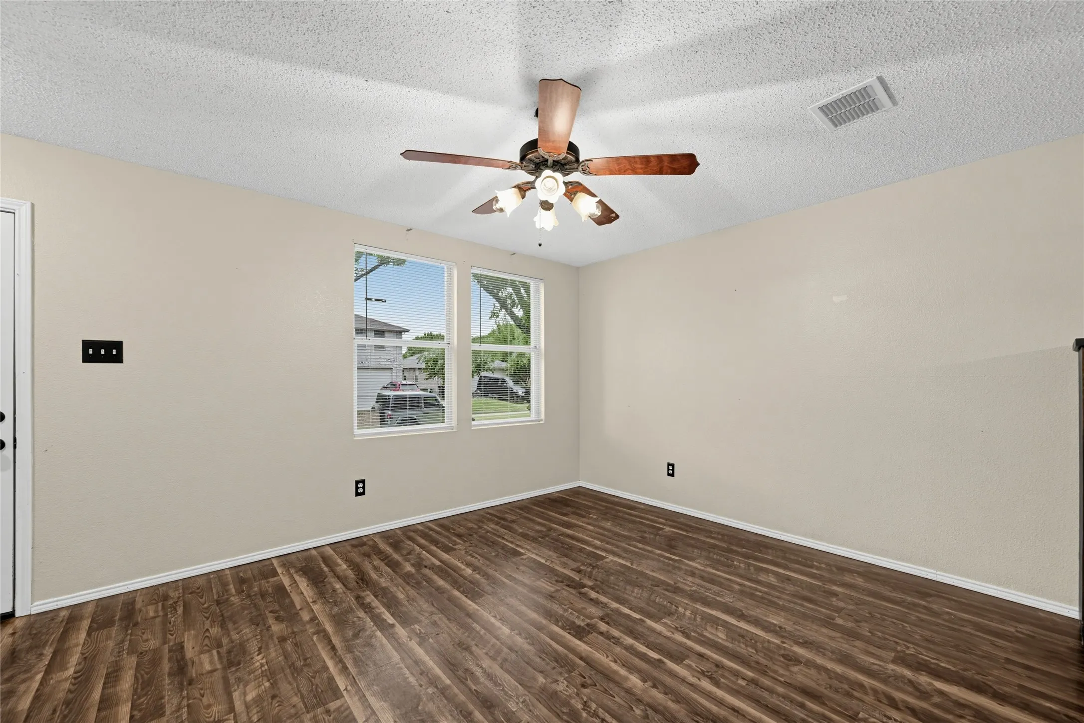Single Family Residence For Sale in Denton County , 1857 Lariat Drive, Fort Worth, Texas 76247, 5 Bedroom, 3 Bathroom, 2 Garage spaces, 3,448 Sqft, built in 2003, mls#21403646, Real Estate Agent in Fort Worth, Homes For Sale in Denton county, Homes For Sale in Fort Worth, Realtor in Fort Worth Texas, Real Estate Brokerage Independent Realty Texas, Luminita Cordes Realtor