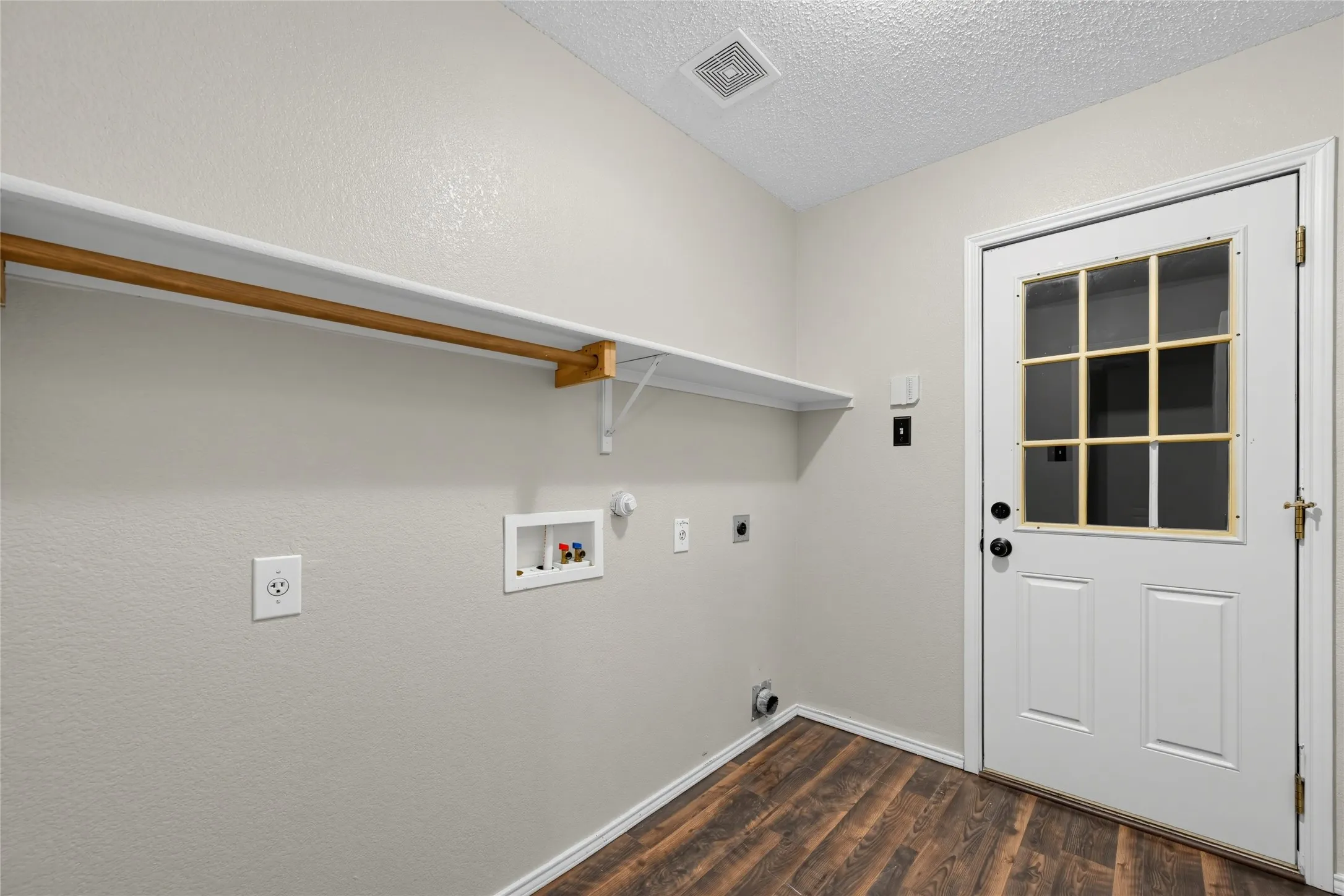 Single Family Residence For Sale in Denton County , 1857 Lariat Drive, Fort Worth, Texas 76247, 5 Bedroom, 3 Bathroom, 2 Garage spaces, 3,448 Sqft, built in 2003, mls#21403646, Real Estate Agent in Fort Worth, Homes For Sale in Denton county, Homes For Sale in Fort Worth, Realtor in Fort Worth Texas, Real Estate Brokerage Independent Realty Texas, Luminita Cordes Realtor
