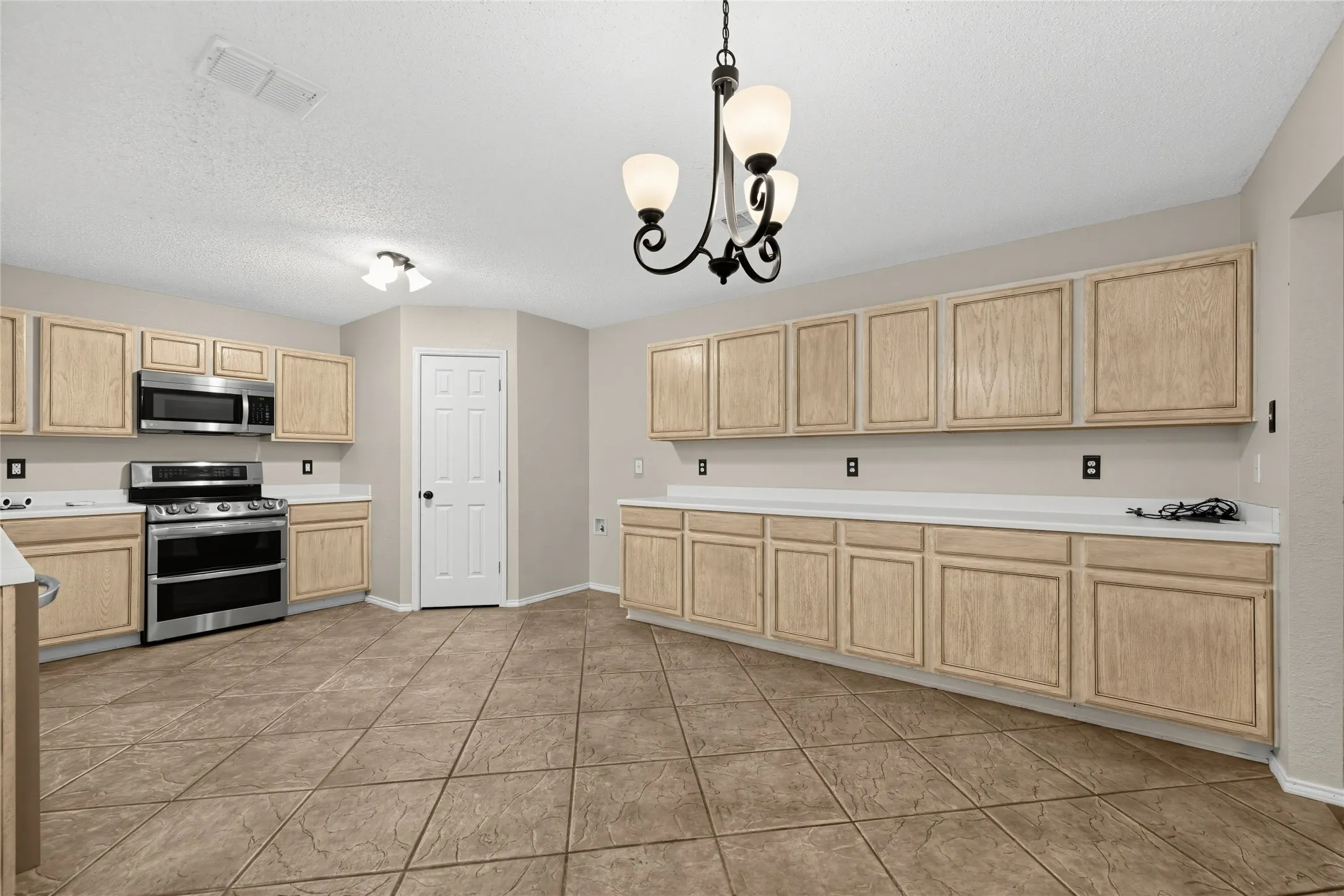 Single Family Residence For Sale in Denton County , 1857 Lariat Drive, Fort Worth, Texas 76247, 5 Bedroom, 3 Bathroom, 2 Garage spaces, 3,448 Sqft, built in 2003, mls#21403646, Real Estate Agent in Fort Worth, Homes For Sale in Denton county, Homes For Sale in Fort Worth, Realtor in Fort Worth Texas, Real Estate Brokerage Independent Realty Texas, Luminita Cordes Realtor